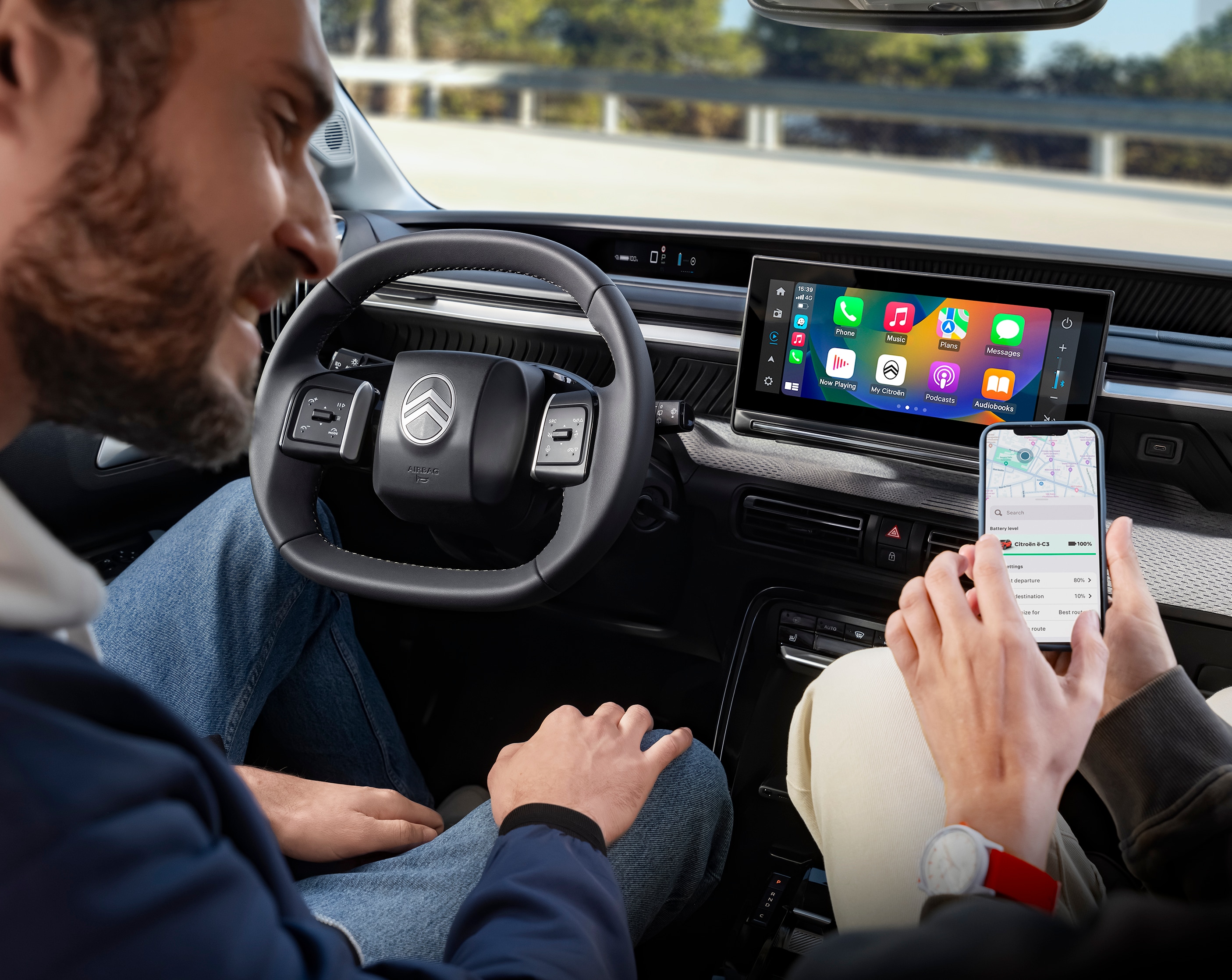 Vista interna di Citroën ë-C3 che mette in risalto l’infotainment connesso, per una mobilità urbana quotidiana intuitiva, confortevole e accessibile.