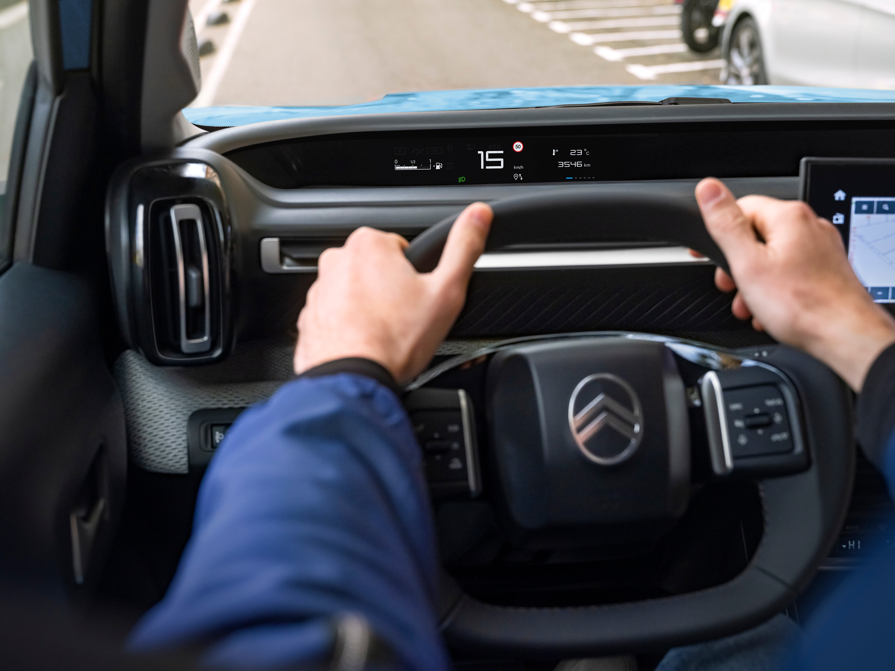 Vista cockpit del conducente di Citroën ë-C3 che mette in evidenza il display digitale, per una mobilità urbana intuitiva, confortevole e accessibile.