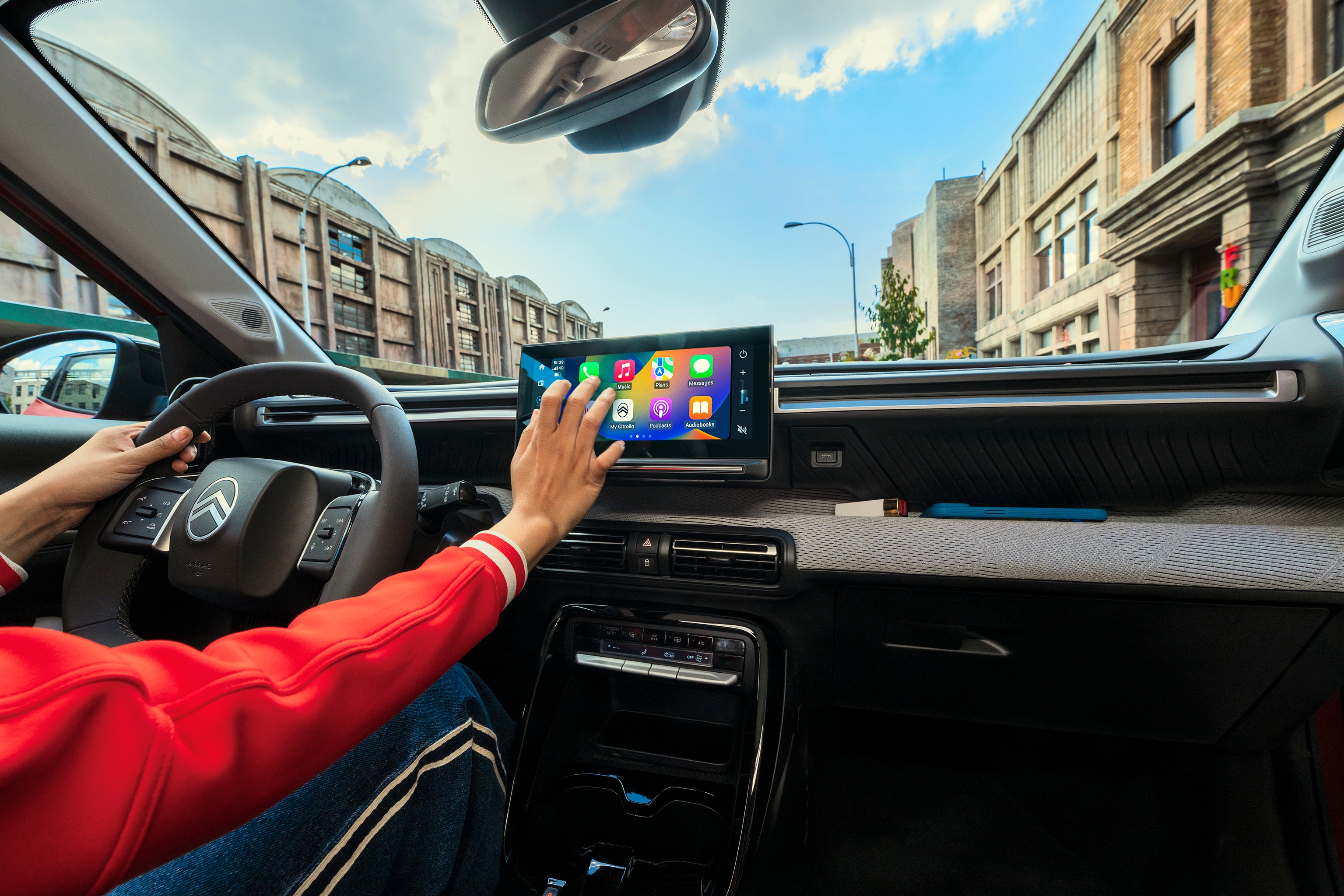 Vista dello schermo touchscreen interno di Citroën ë-C3 che mette in risalto l’infotainment connesso, per una mobilità urbana intuitiva, accessibile e confortevole.