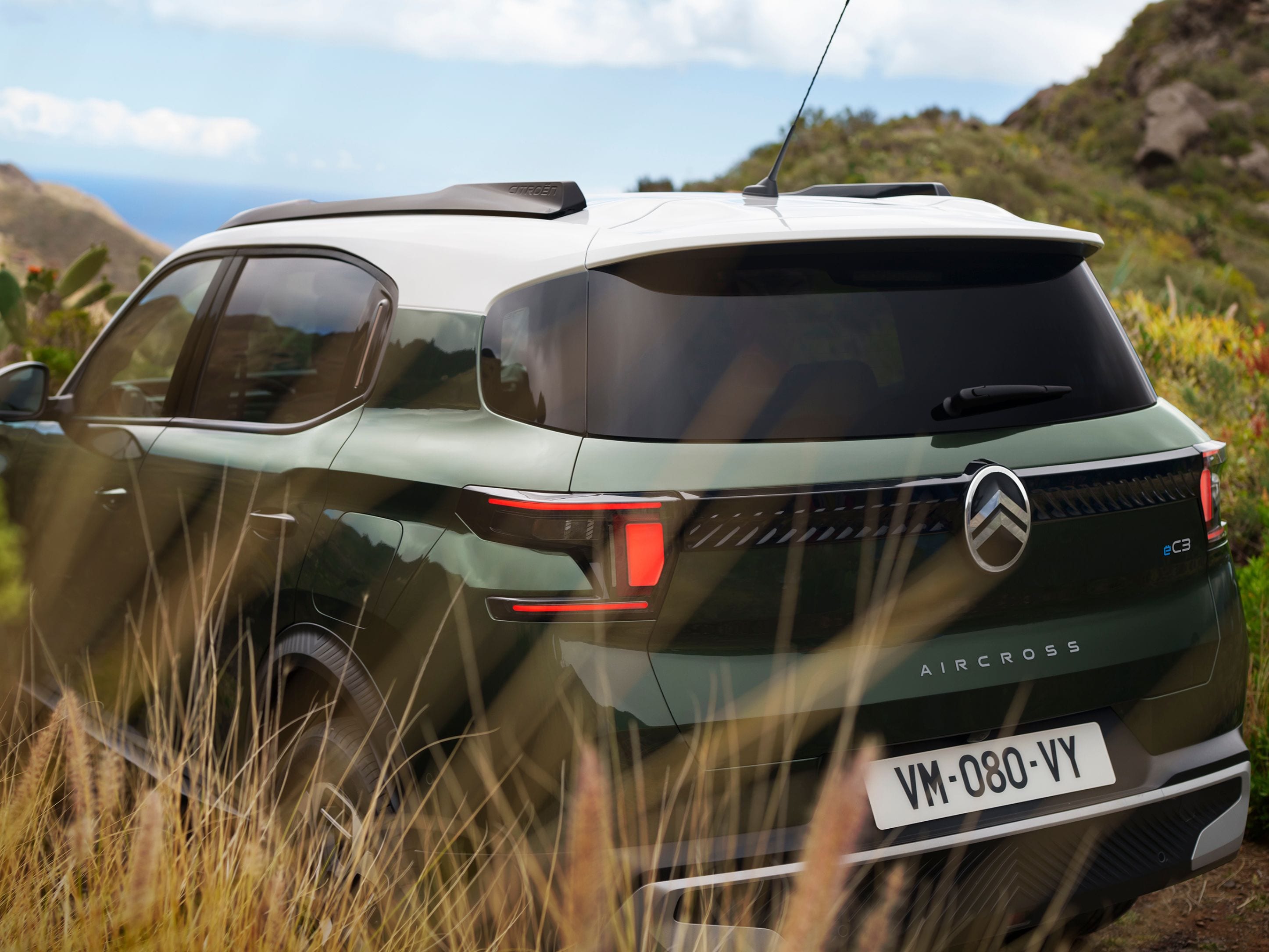 Vista posteriore di tre quarti all’aperto di Citroën C3 Aircross che mette in risalto il design bicolore deciso, per una mobilità versatile, accessibile e sicura.