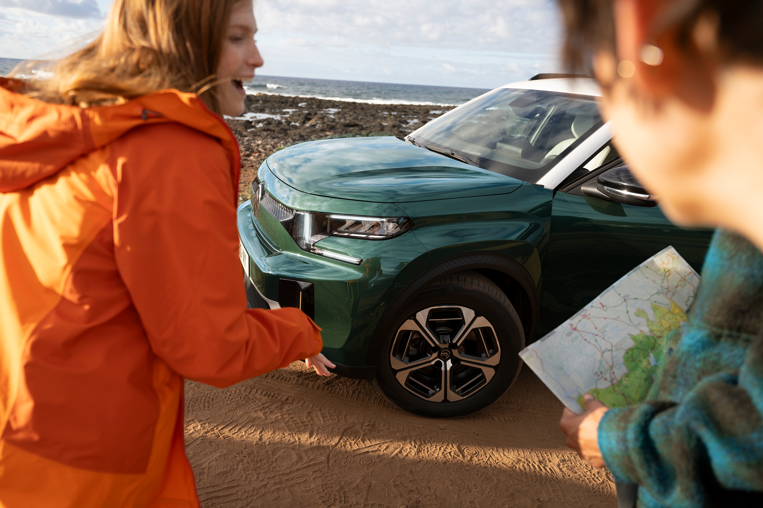 Vista anteriore di tre quarti all’aperto di Citroën C3 Aircross che mette in risalto lo stile robusto, per una mobilità quotidiana avventurosa, sicura e accessibile.