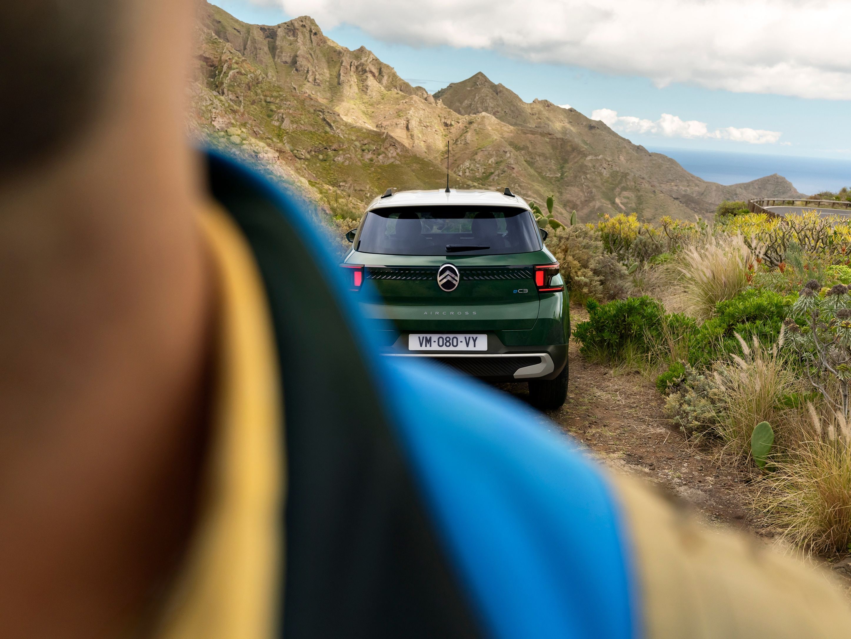 Vista posteriore all’aperto di Citroën C3 Aircross che mette in risalto lo stile robusto, per una mobilità off-road versatile, sicura e accessibile.