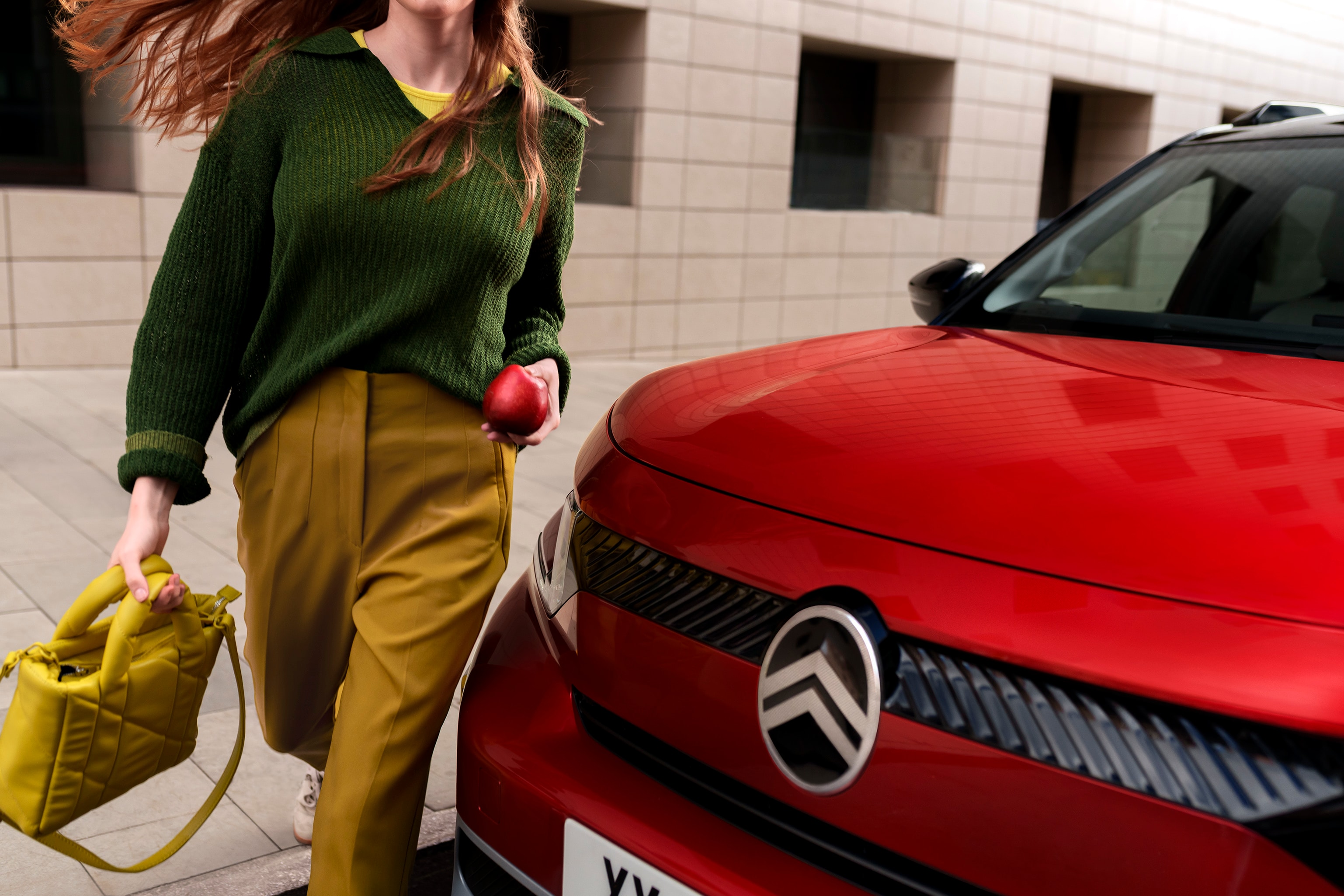 Primo piano frontale di Citroën C3 Aircross che mette in risalto il design della griglia , per una mobilità urbana elegante, sicura e accessibile.