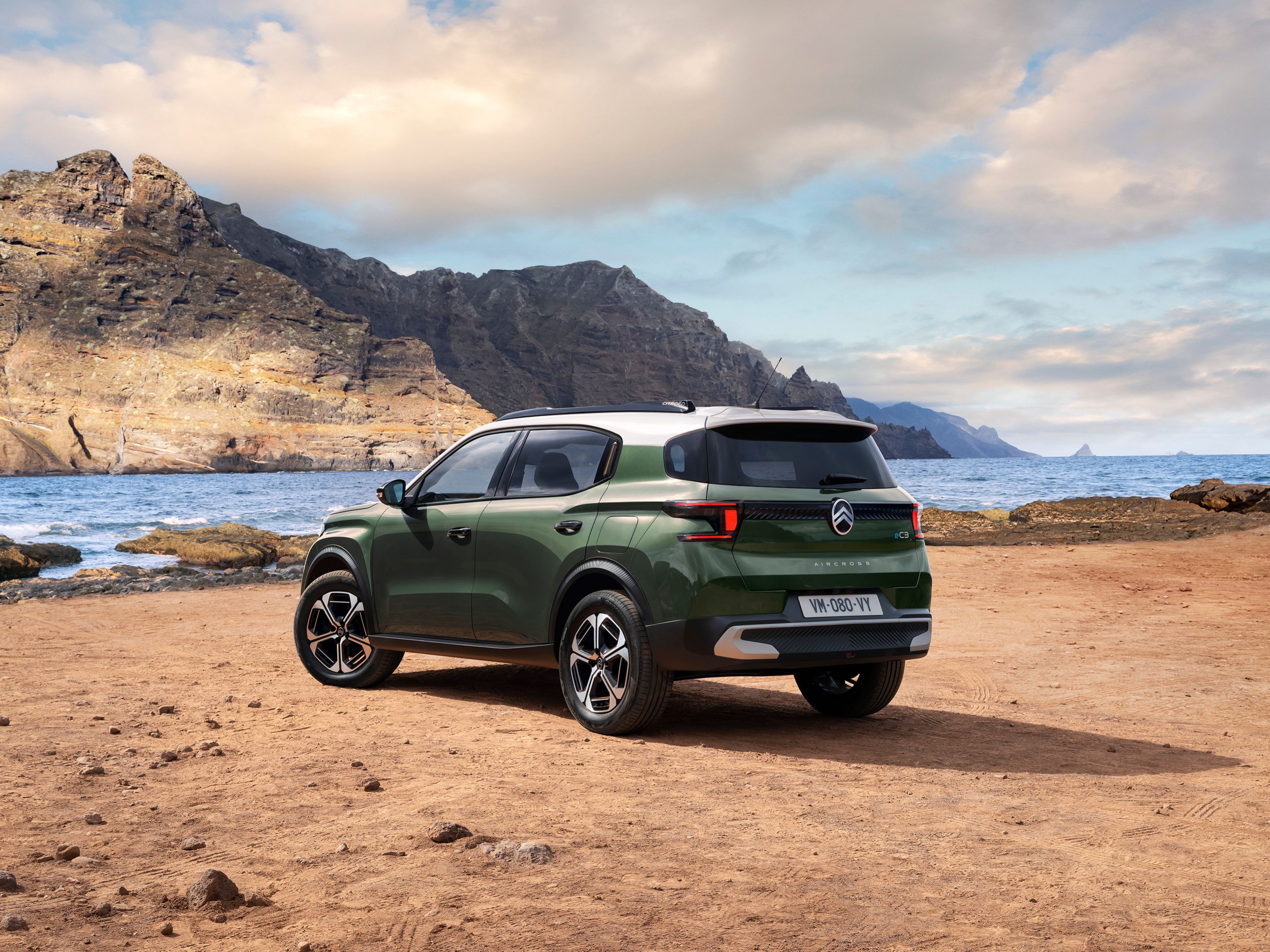 Vista posteriore di tre quarti in riva al mare di Citroën C3 Aircross che mette in risalto design moderno per una mobilità versatile e accessibile.