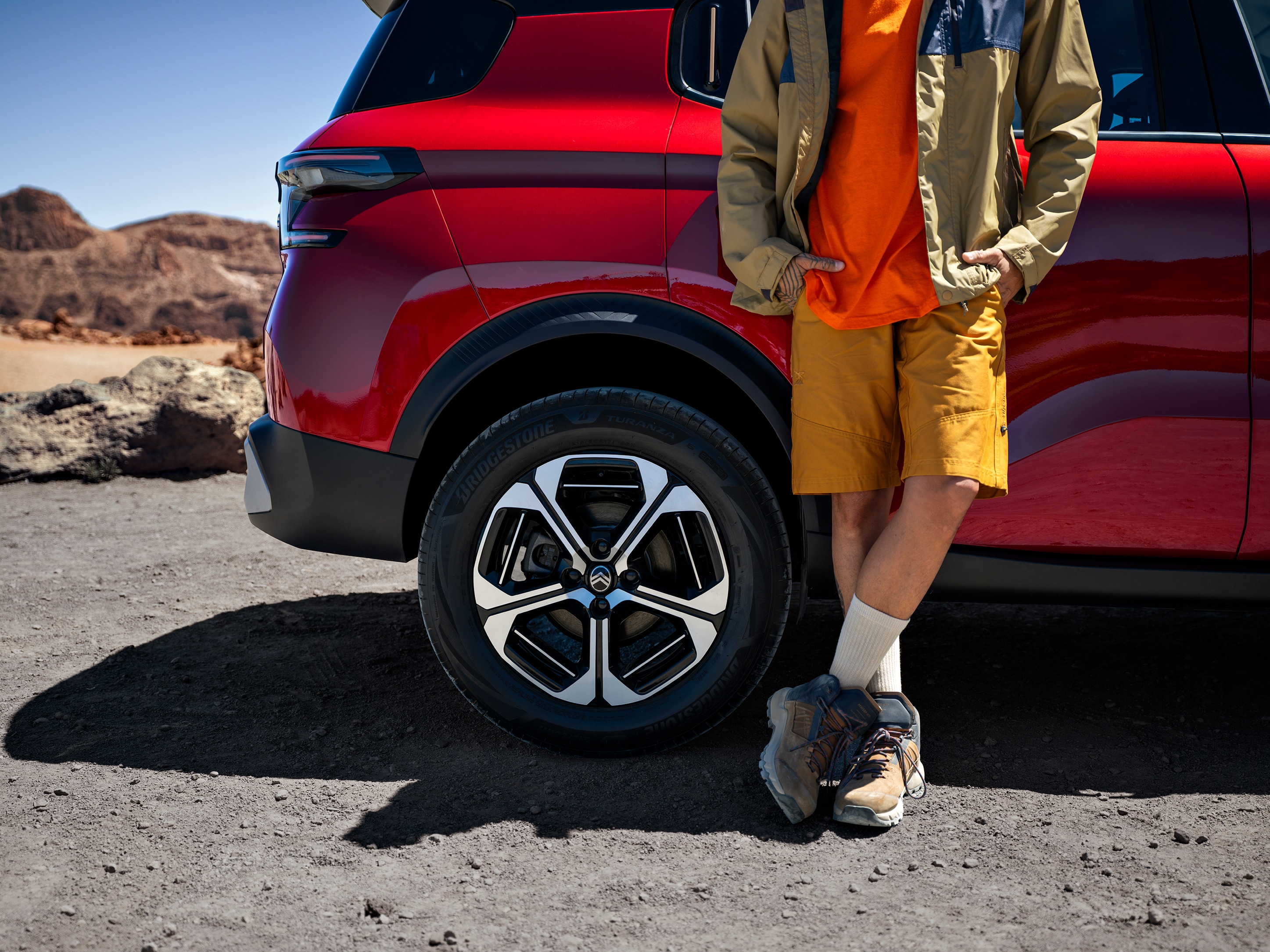Primo piano dei cerchi di Citroën C3 Aircross che mette in risalto il design dei cerchi in lega, per una mobilità outdoor elegante, sicura e accessibile.