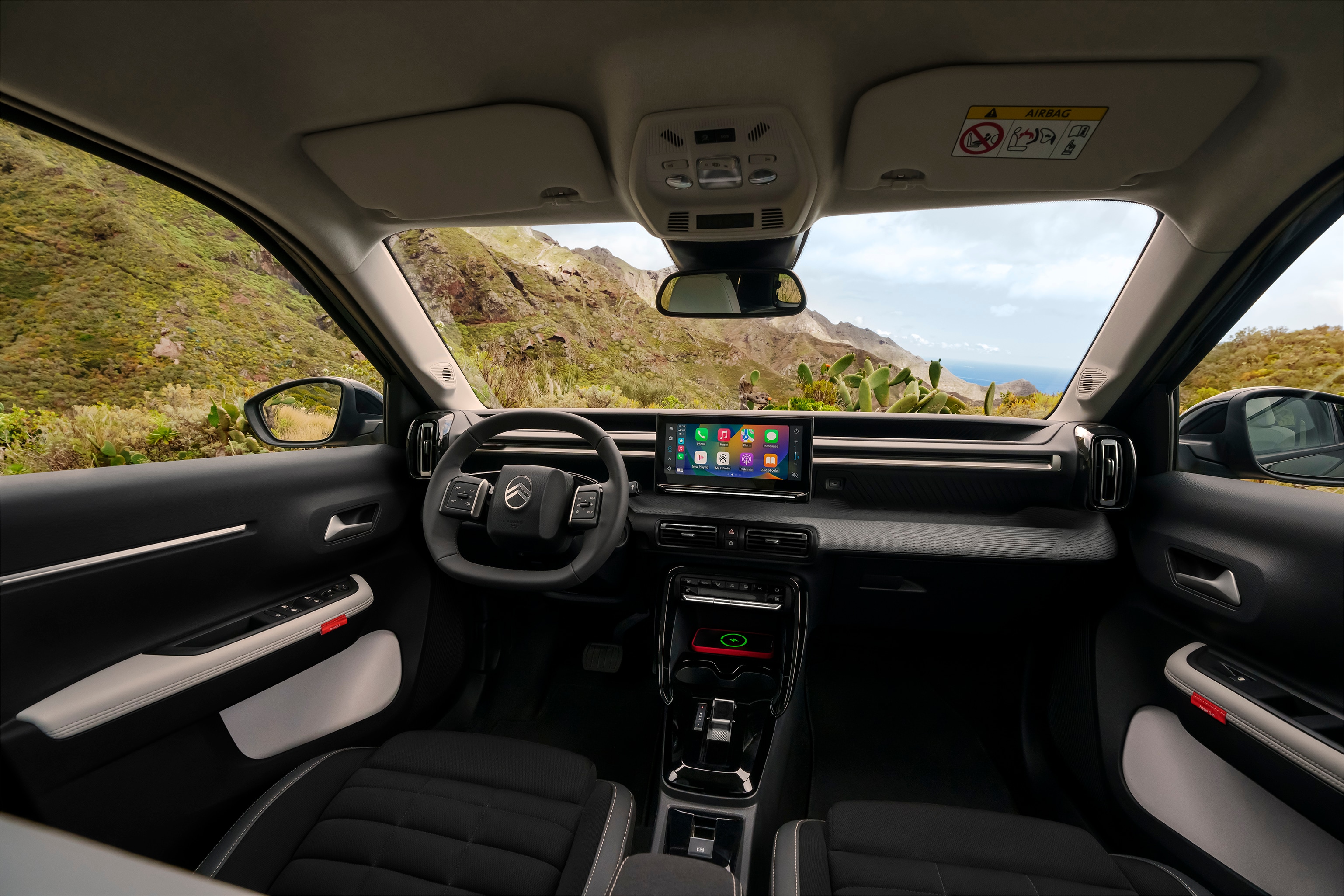 Vista interna anteriore di Citroën C3 Aircross che mette in risalto la plancia panoramica e l’ampio schermo touchscreen, per una guida quotidiana intuitiva, spaziosa e accessibile.