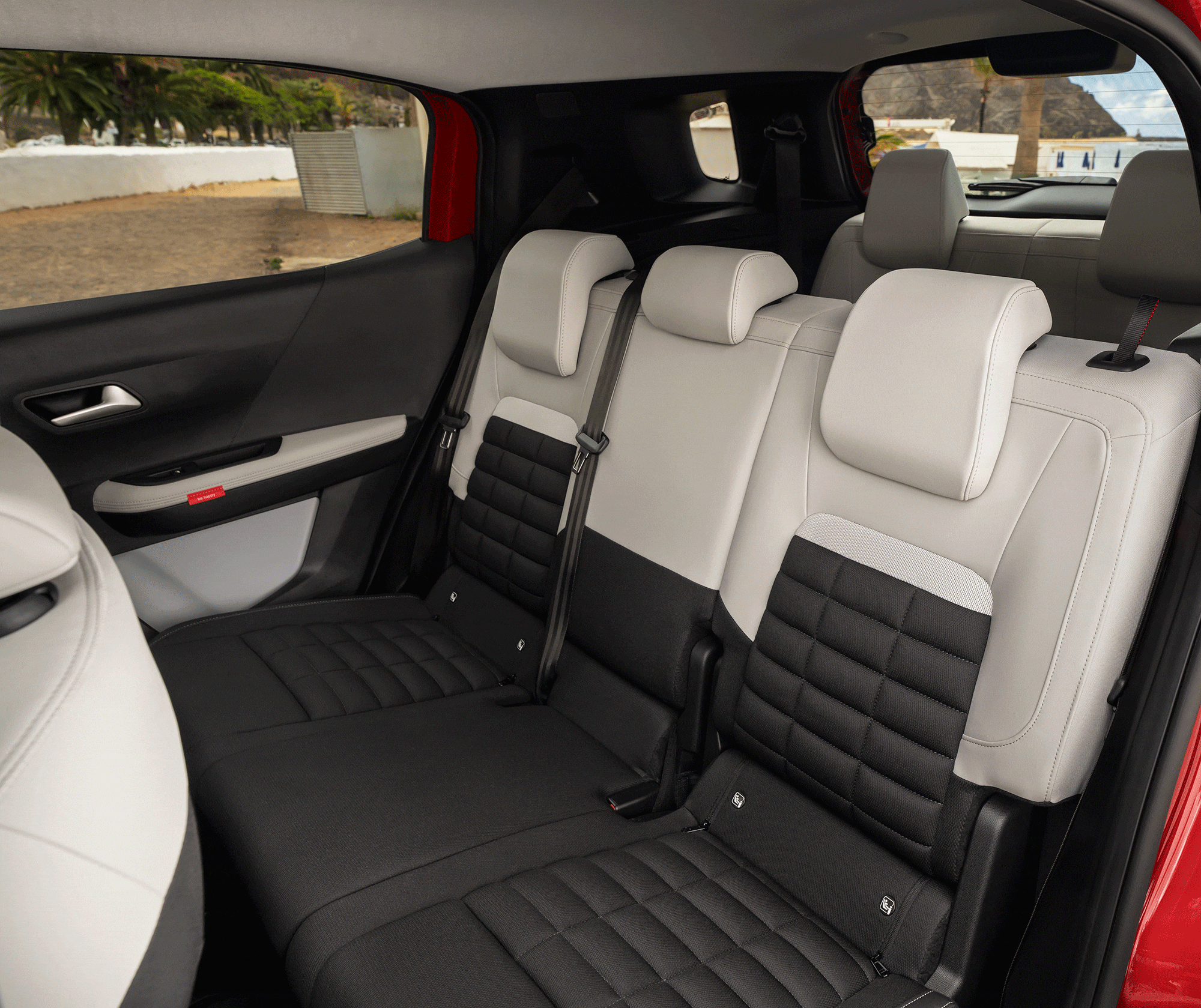 GIF delle caratteristiche degli interni di Citroën C3 Aircross che mette in risalto soluzioni pratiche di archiviazione modulari per una mobilità quotidiana versatile, comoda e accessibile.