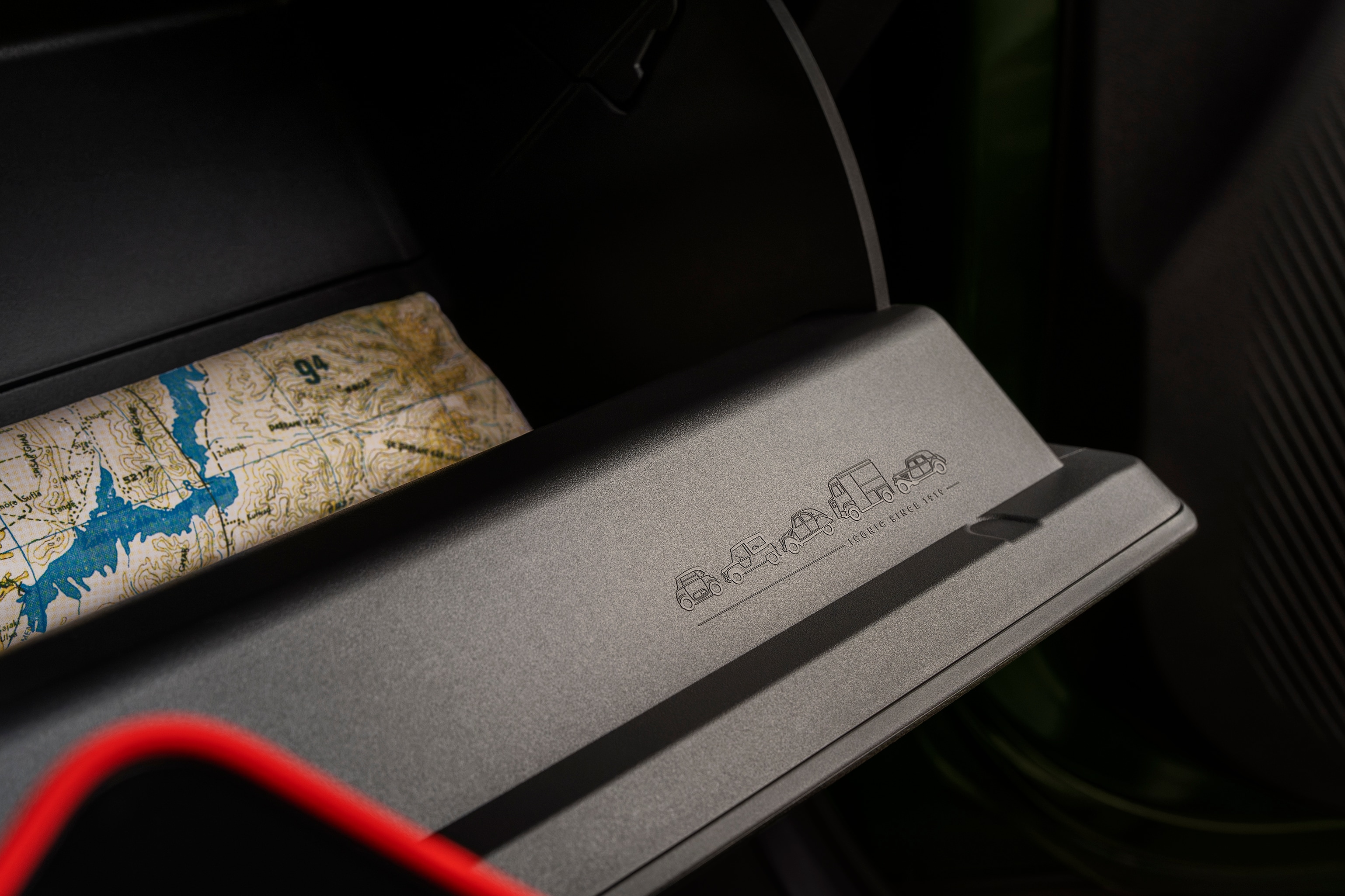 Primo piano dell’interno di Citroën C3 Aircross che mette in risalto gli spazi portaoggetti della plancia, per una mobilità versatile, pratica e accessibile.