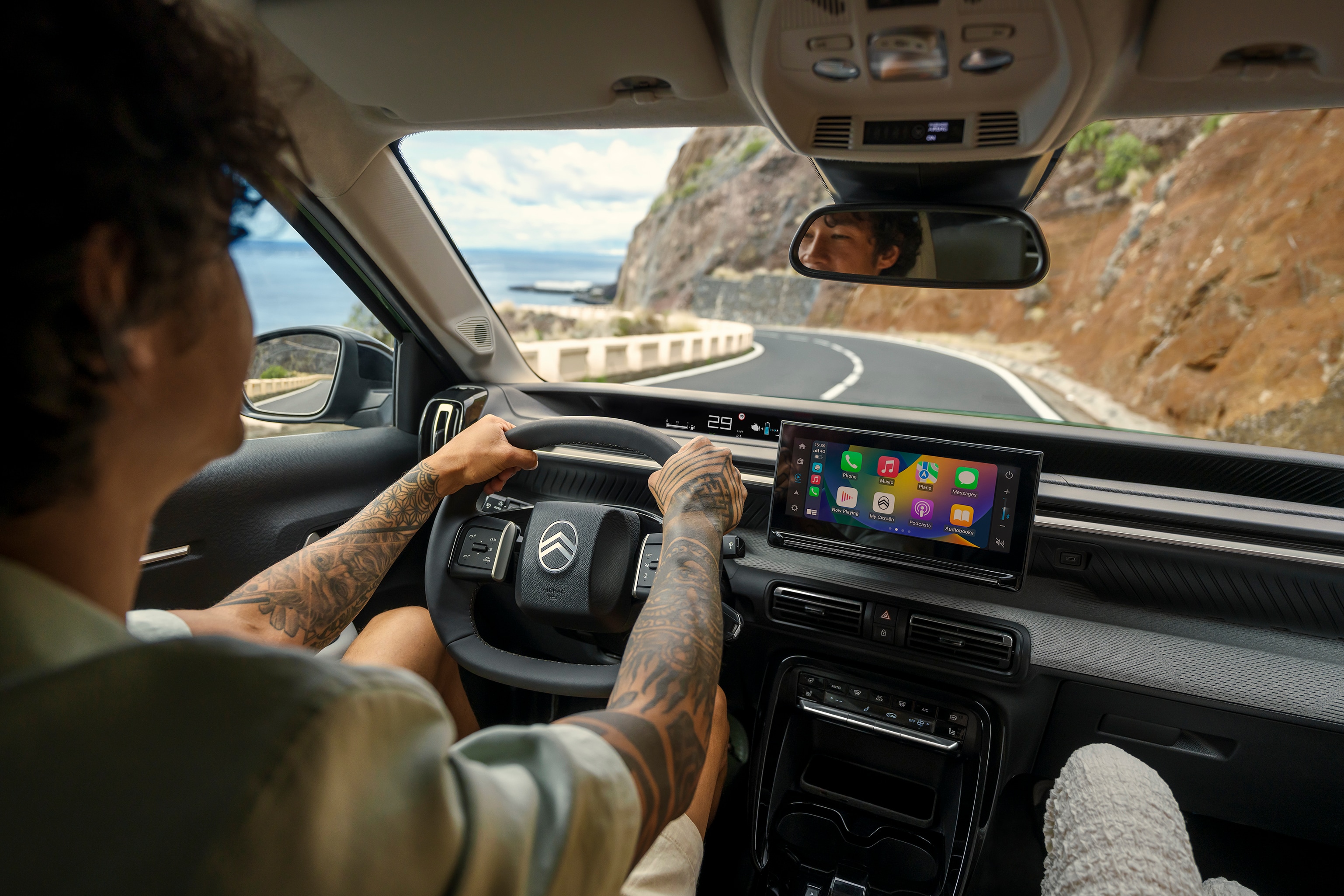 Vista del conducente di Citroën C3 Aircross che mette in evidenza grande schermo touchscreen e cockpit moderno per una guida quotidiana intuitiva, connessa e accessibile.