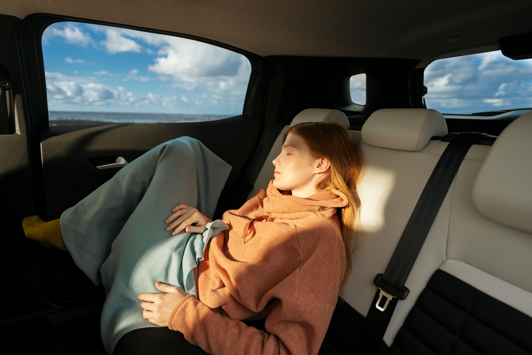 Vista interna posteriore di Citroën C3 Aircross che mette in risalto l’ampio spazio dei sedili, per un comfort maggiore nei lunghi viaggi e una mobilità quotidiana accessibile.