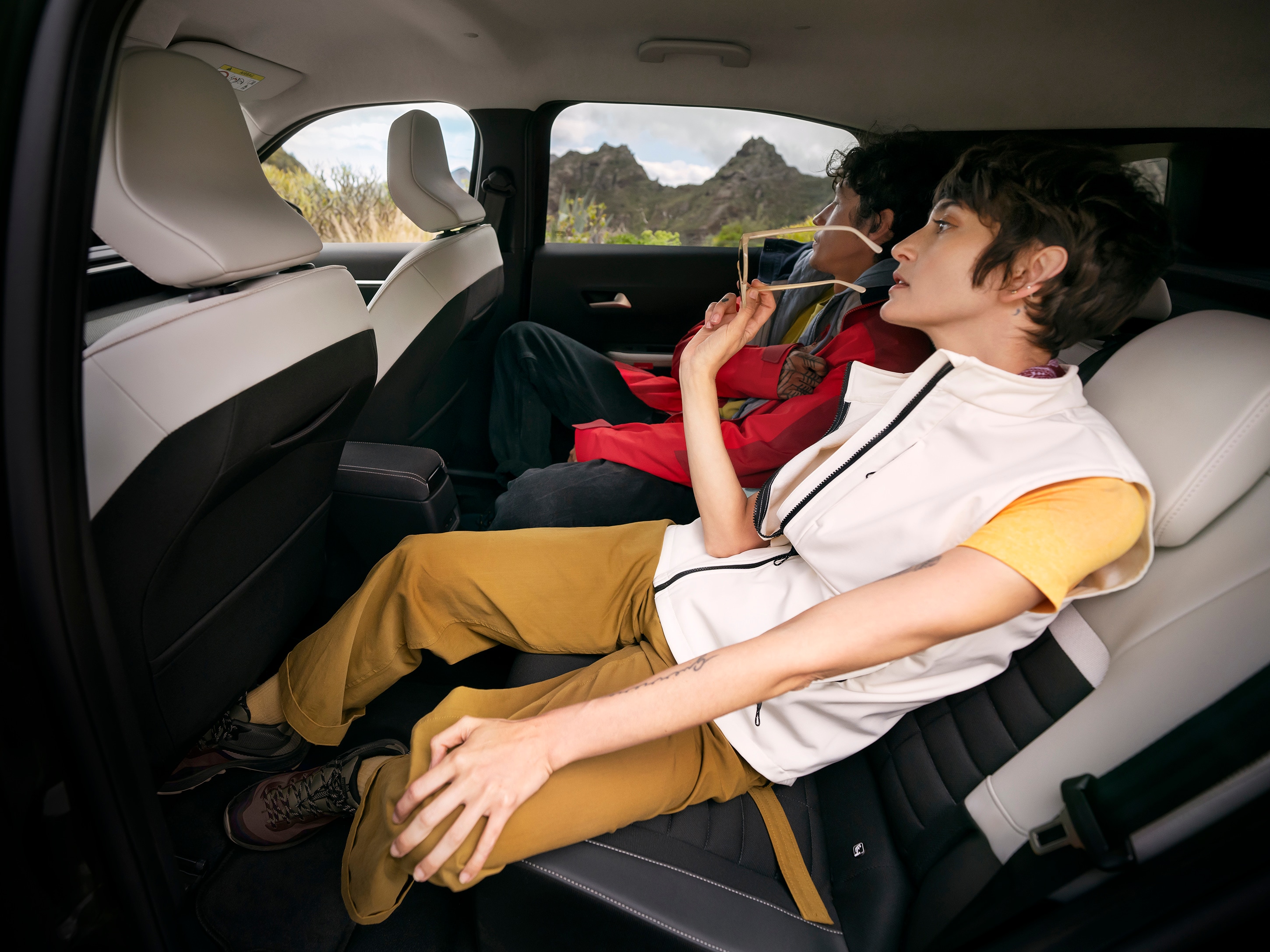 Vista del sedile posteriore di Citroën C3 Aircross che mette in evidenza ampio spazio per le gambe per una mobilità dei passeggeri comoda, versatile e accessibile.