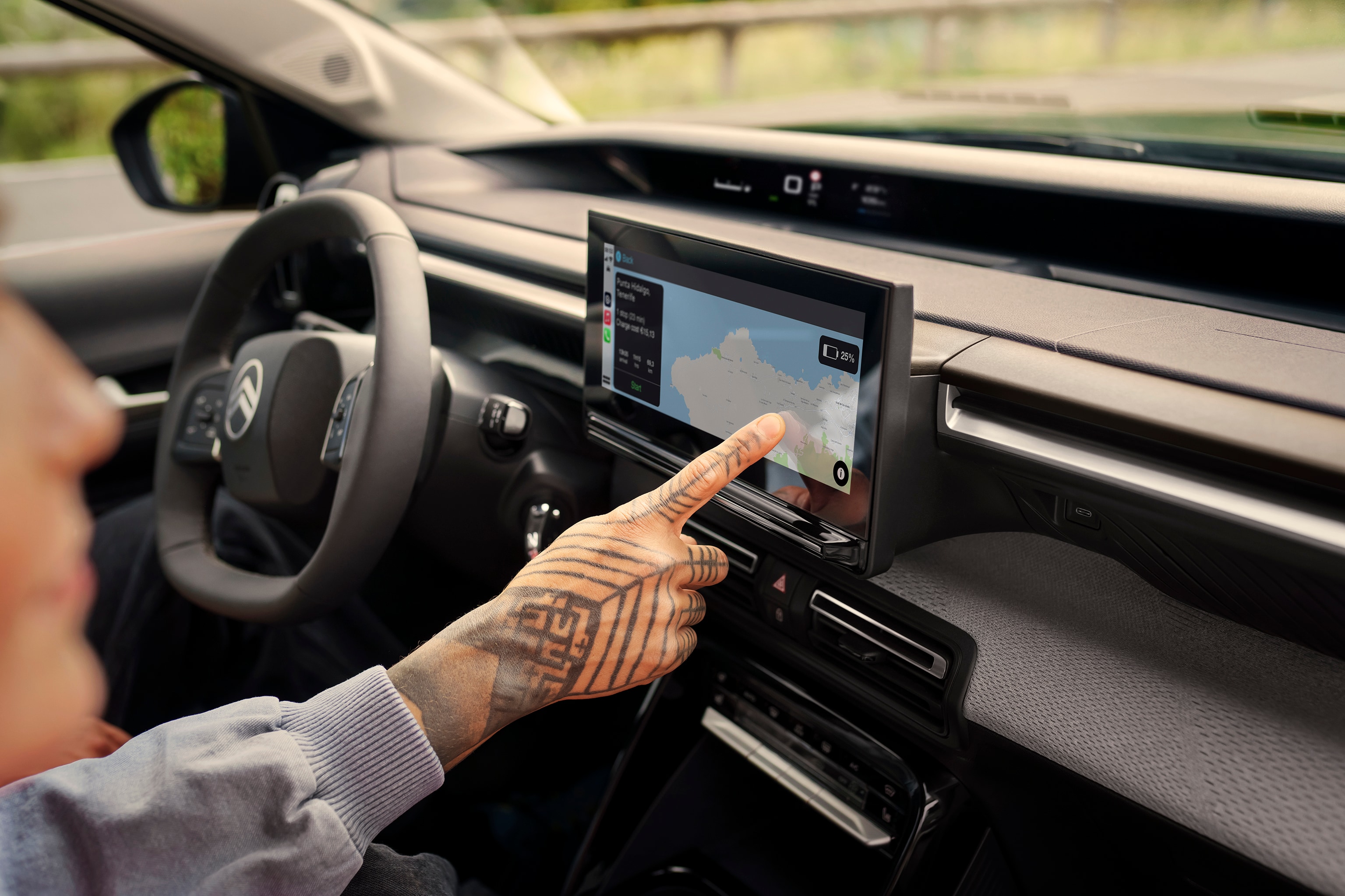 Vista del touchscreen interno di Citroën C3 Aircross che mette in risalto il sistema di navigazione, per una guida quotidiana intuitiva, connessa e accessibile.