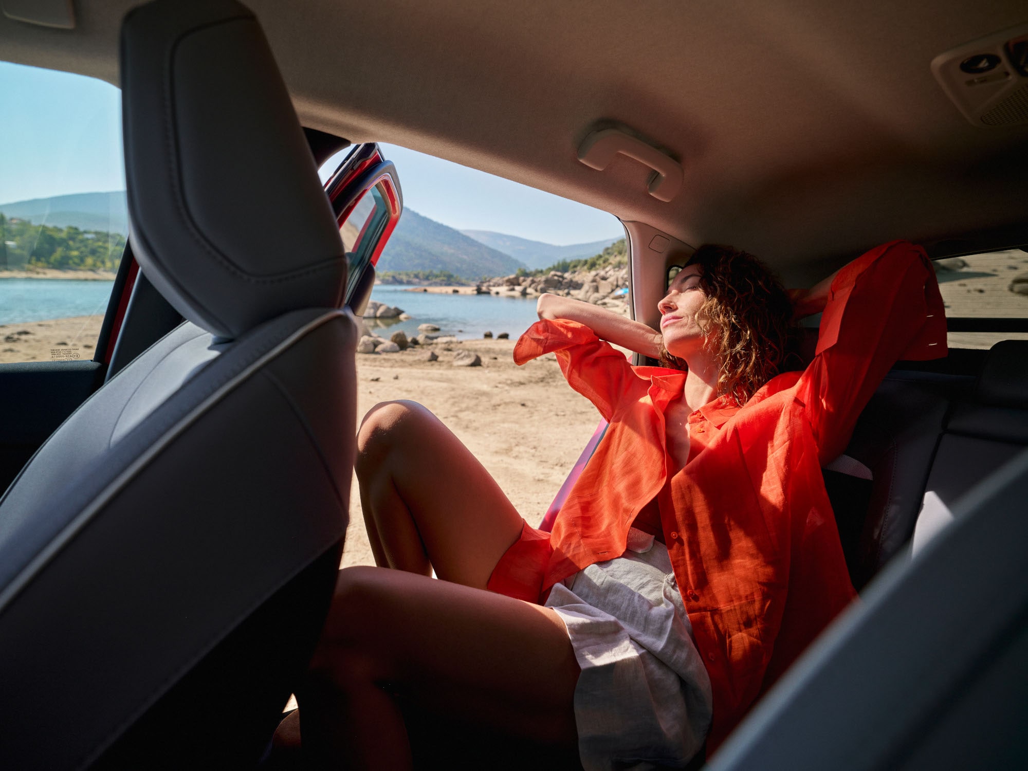 Vista interna posteriore di ë-C4 che mette in risalto l’ampio comfort, il relax, la serenità e il design, per un'estetica outdoor premium.