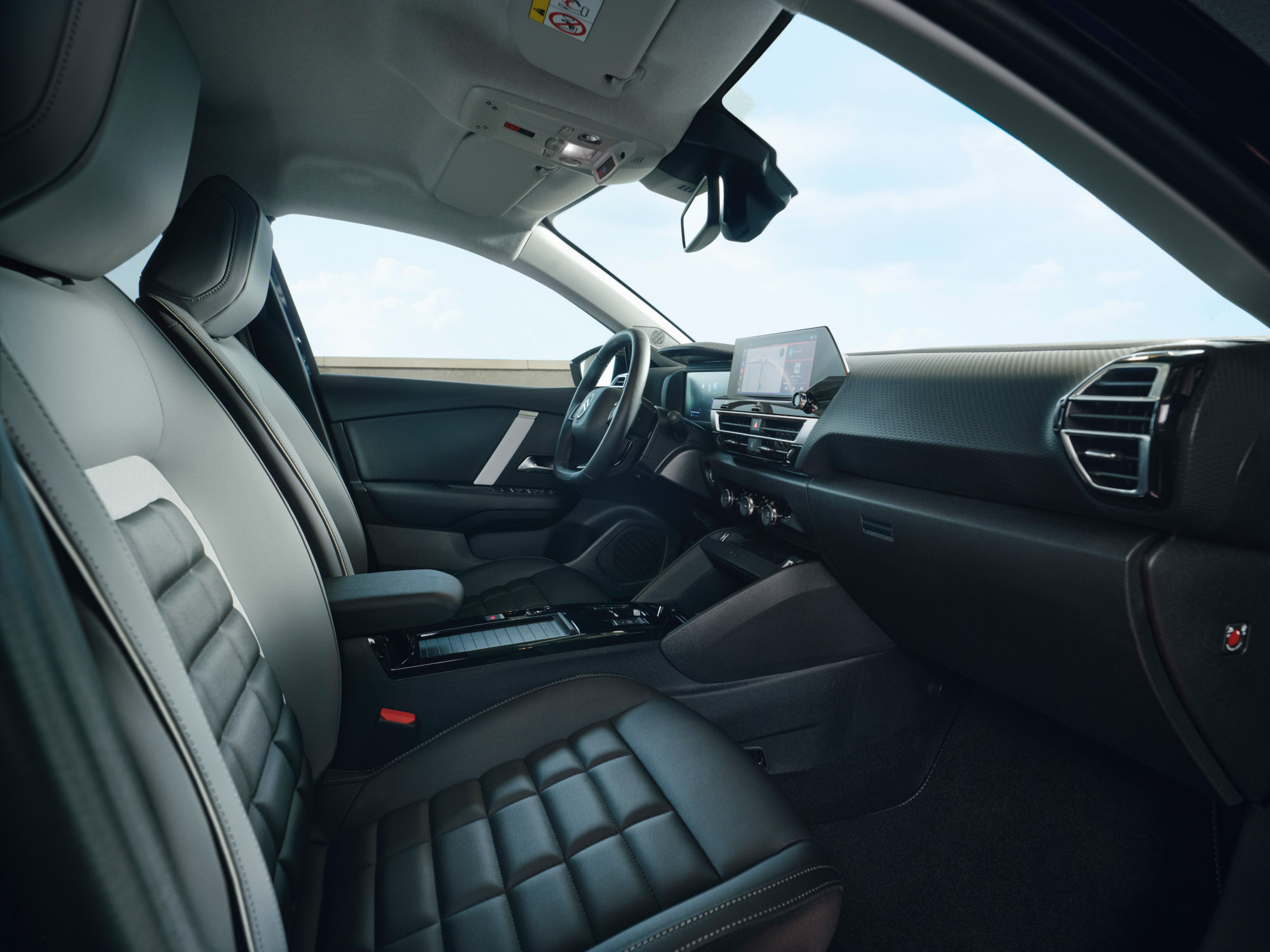 Vista interna anteriore di ë-C4 che mette in risalto l’ampio comfort, i sedili premium, la luminosità e il design, per un ambiente di guida moderno e sereno.
