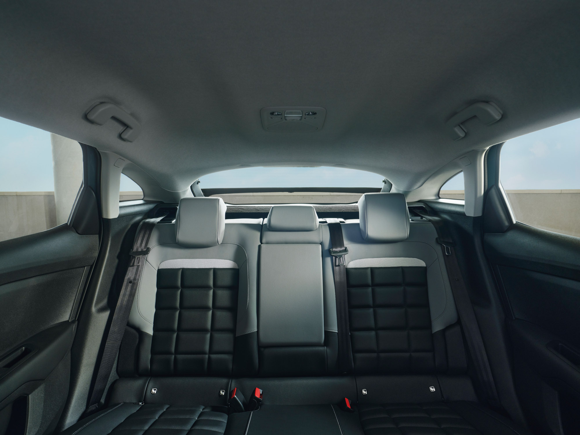 Vista interna anteriore di ë-C4 che mette in risalto l’ampio comfort, i sedili premium, la luminosità e il design, per un abitacolo moderno.