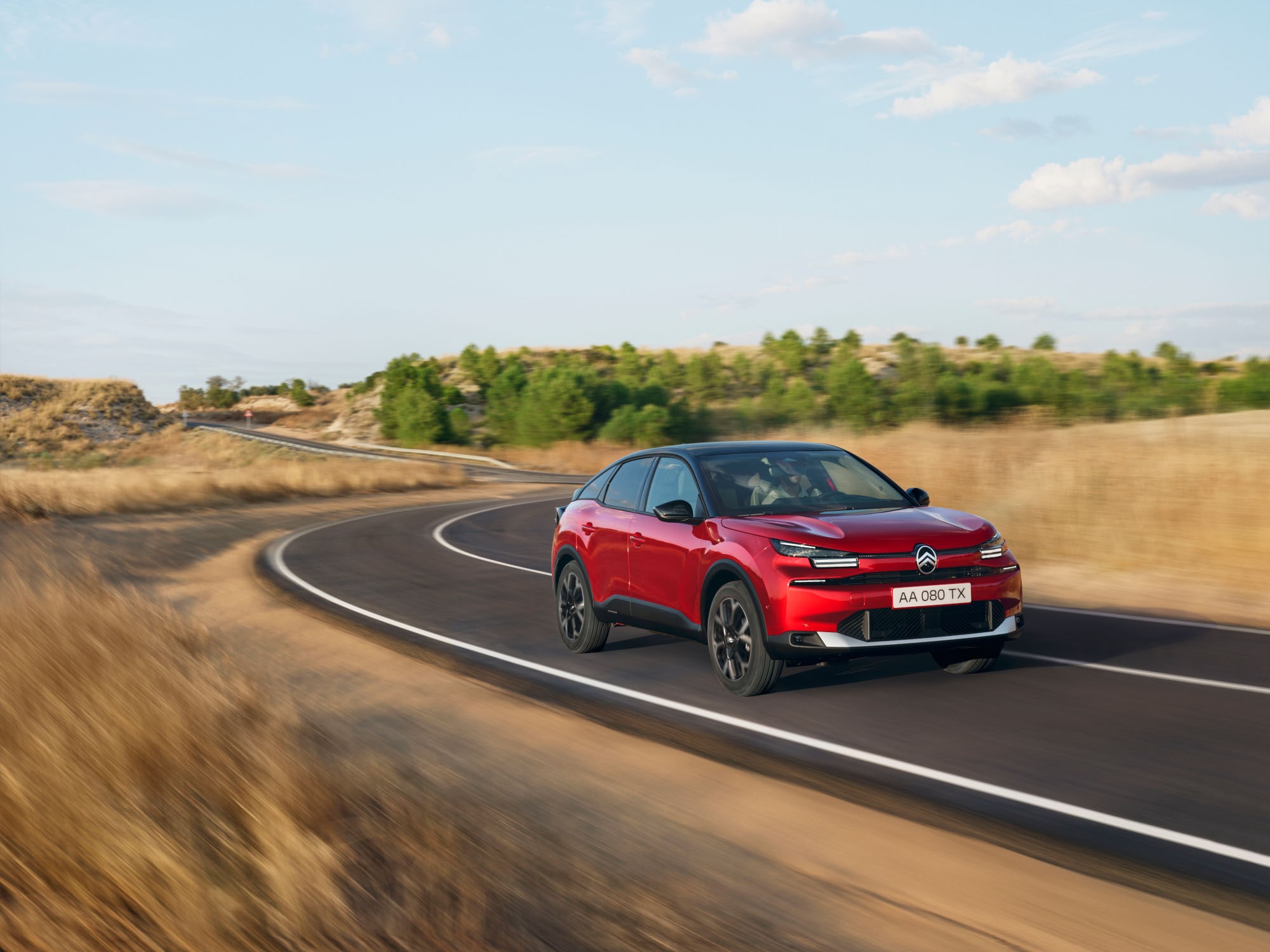 Vista anteriore di tre quarti di ë-C4 Elixir Red che mette in risalto il design dinamico, la sicurezza e la robustezza, per una presenza su strada ispirante.