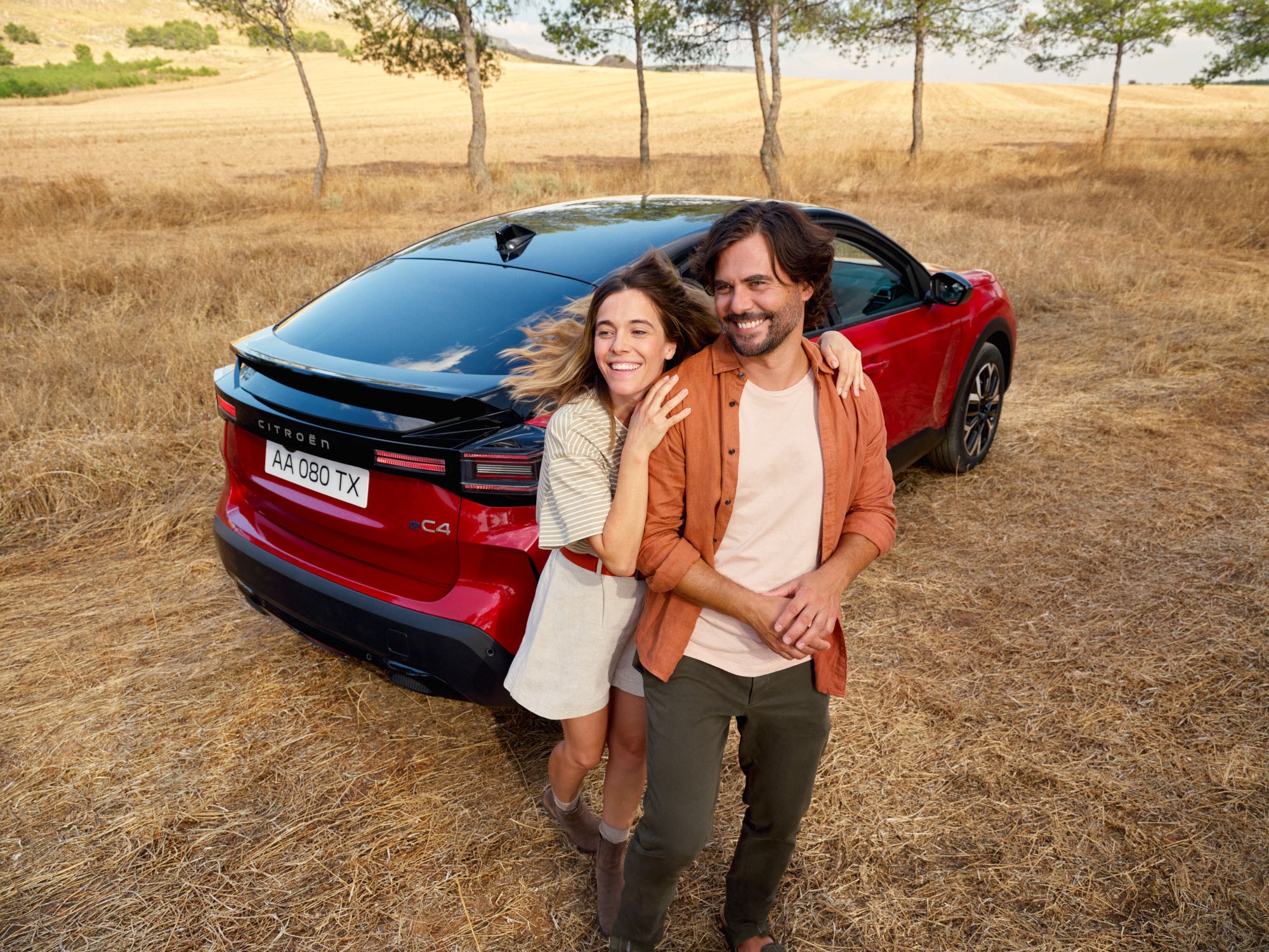 Vista posteriore a tre quarti della ë-C4 che mette in risalto il design elegante, la sicurezza, l’aerodinamica e il comfort, per un'elegante presenza outdoor.