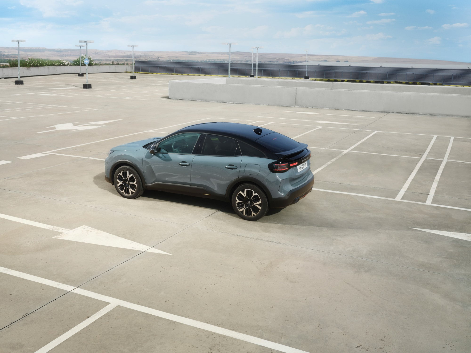 Vista posteriore di tre quarti di ë-C4 che mette in risalto il design elegante, la sicurezza, l’aerodinamica e il comfort, per una presenza urbana premium.