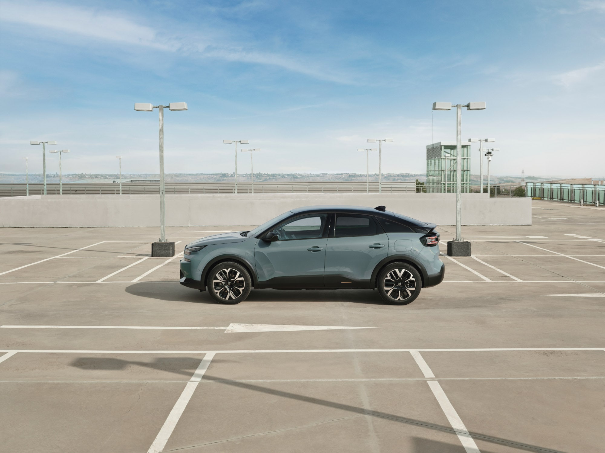 Vista laterale di ë-C4 Manhattan Green che mette in risalto il design elegante, la sicurezza, l’aerodinamica e il comfort, per una vettura open-space premium.