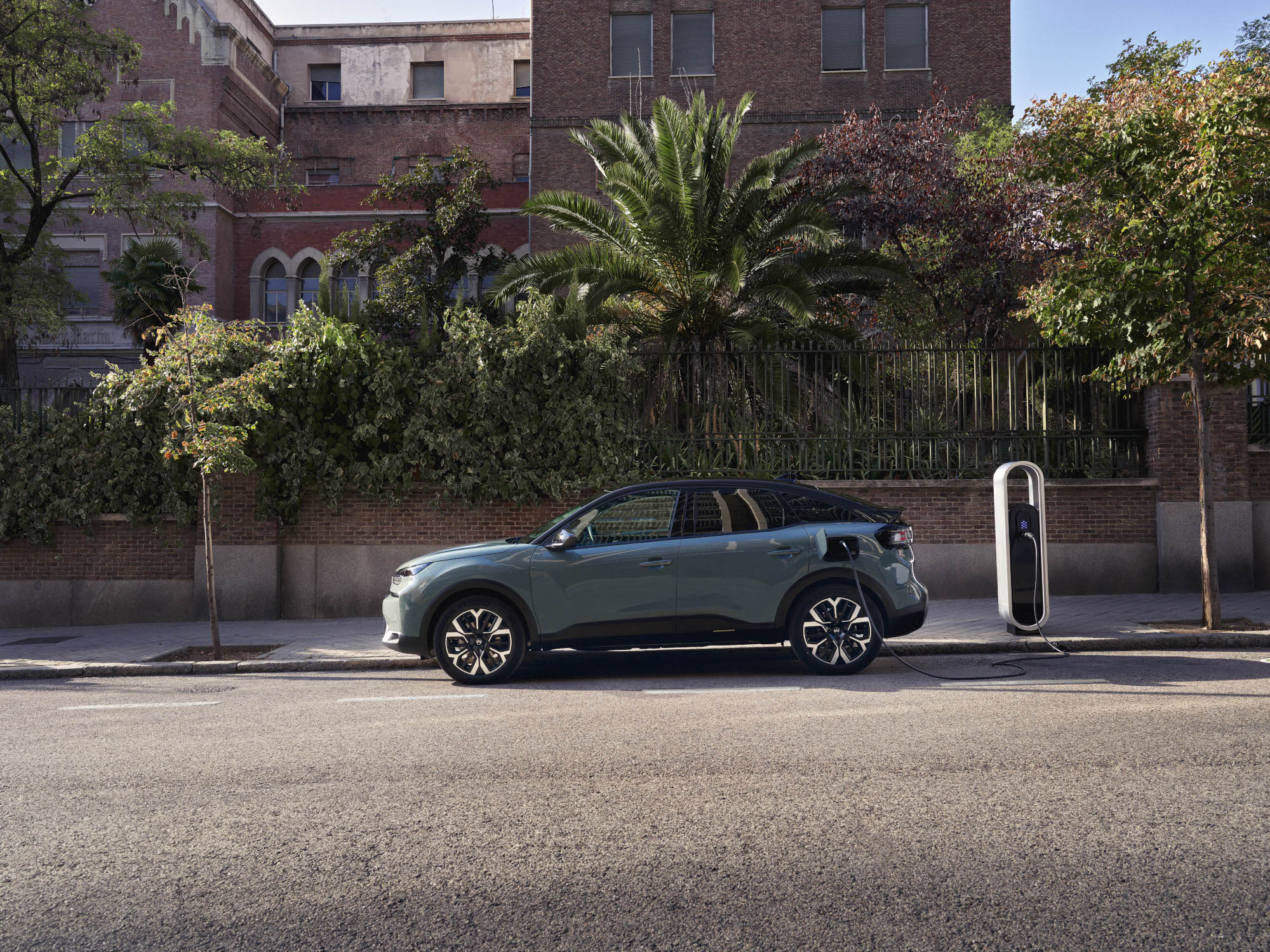 Vista laterale di ë-C4 che mette in risalto il design elegante, la sicurezza, l’efficienza e il comfort, per un’esperienza di ricarica premium.