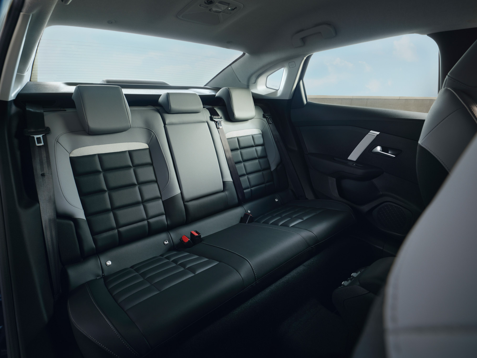 Area dei sedili posteriori della Citroën ë-C4 X che mette in evidenza i sedili in pelle spaziosi e confortevoli