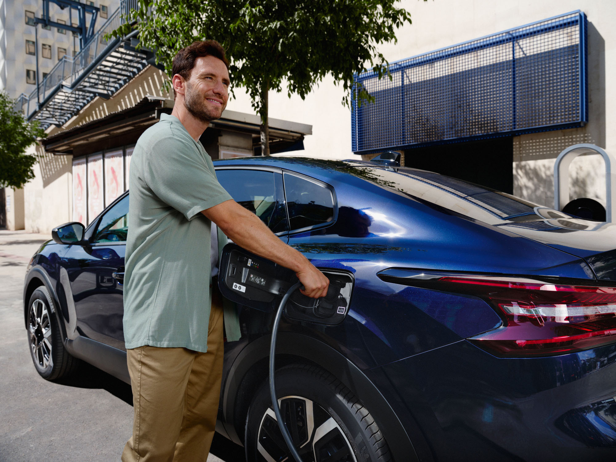 Vista della ricarica della Citroën ë-C4 X fastback che mostra il facile accesso alla presa per una mobilità elettrica pratica ed efficiente