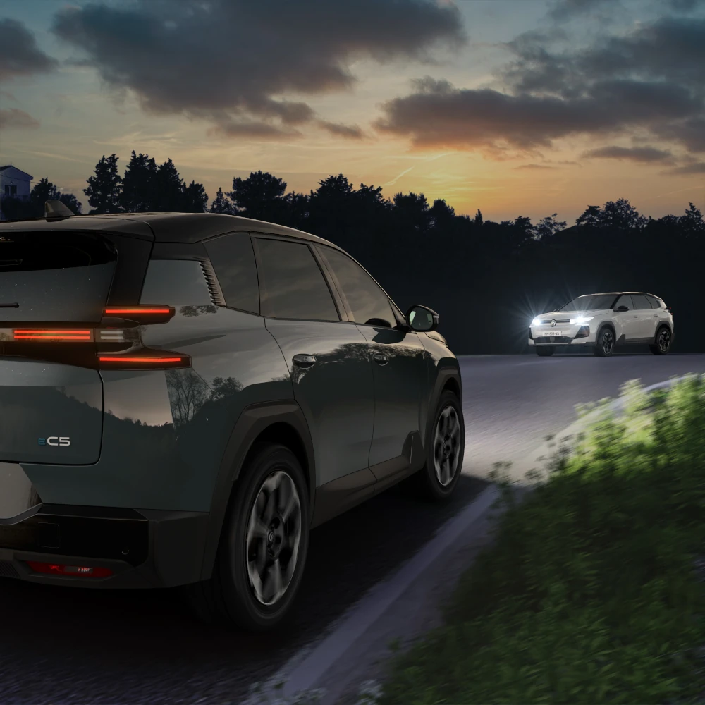 Vista posteriore di tre quarti della C5 Aircross con High Beam Assist che migliora la visibilità notturna, la sicurezza e la tecnologia per una guida sicura