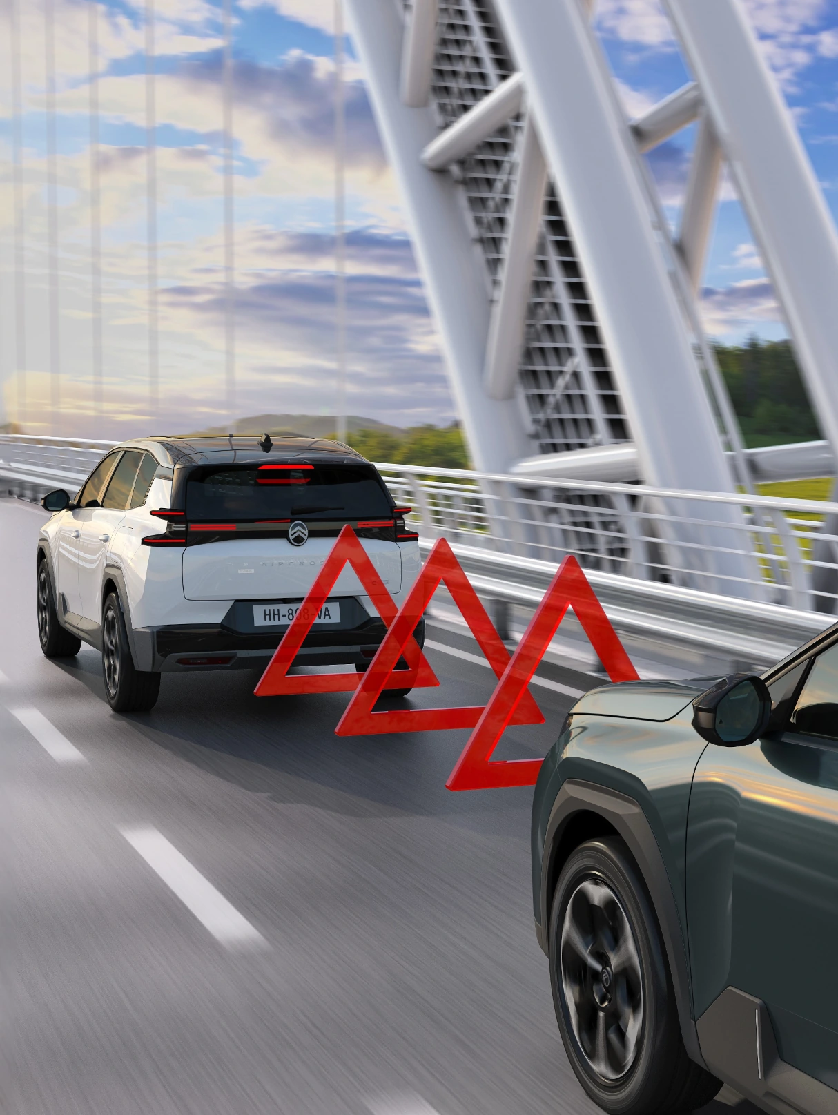 Vista posteriore di tre quarti della C5 Aircross con Active Safety Brake che potenzia la sicurezza, la visibilità, la tecnologia e l'evitamento delle collisioni
