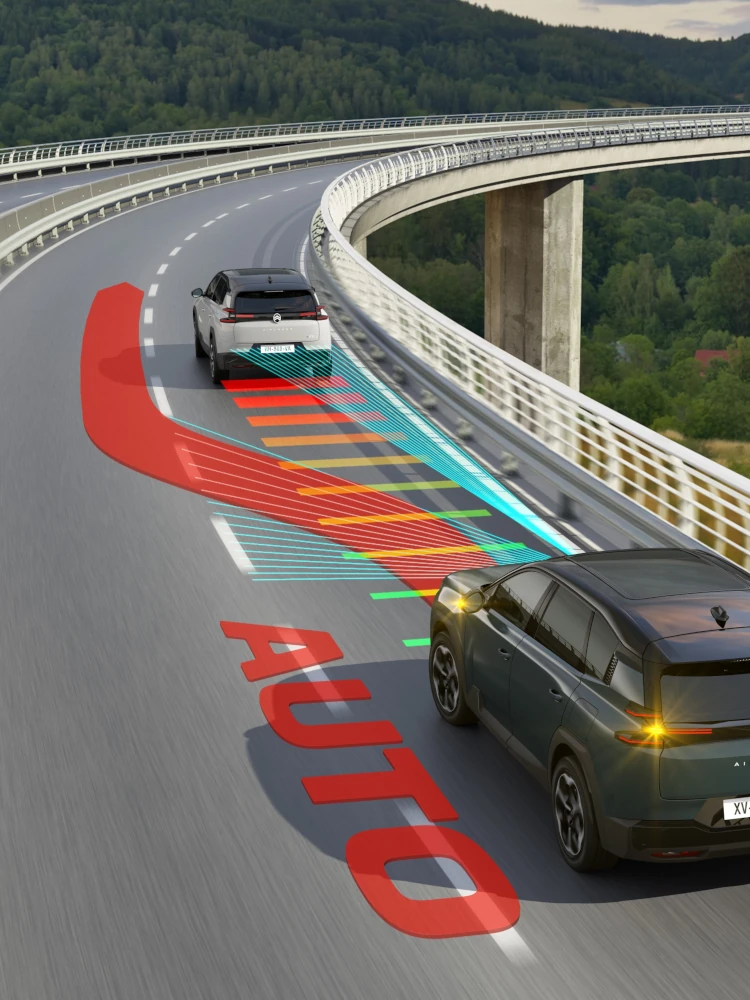 Vista posteriore di tre quarti della C5 Aircross con Drive Assist 2.0 che potenzia la sicurezza, la tecnologia e la guida semi-autonoma sicura
