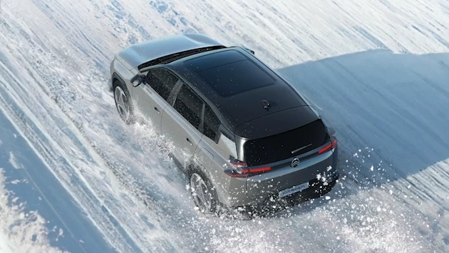Vista posteriore di tre quarti della C5 Aircross con Grip Control che potenzia la sicurezza, la trazione, l'efficienza e la fiducia di guida premium