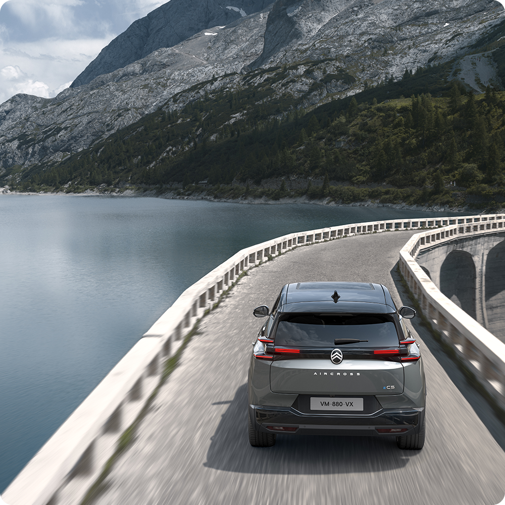 Vista posteriore della ë-C5 Aircross che mette in evidenza l'autonomia elettrica, l'efficienza, la tecnologia e la libertà di guida a lunga distanza