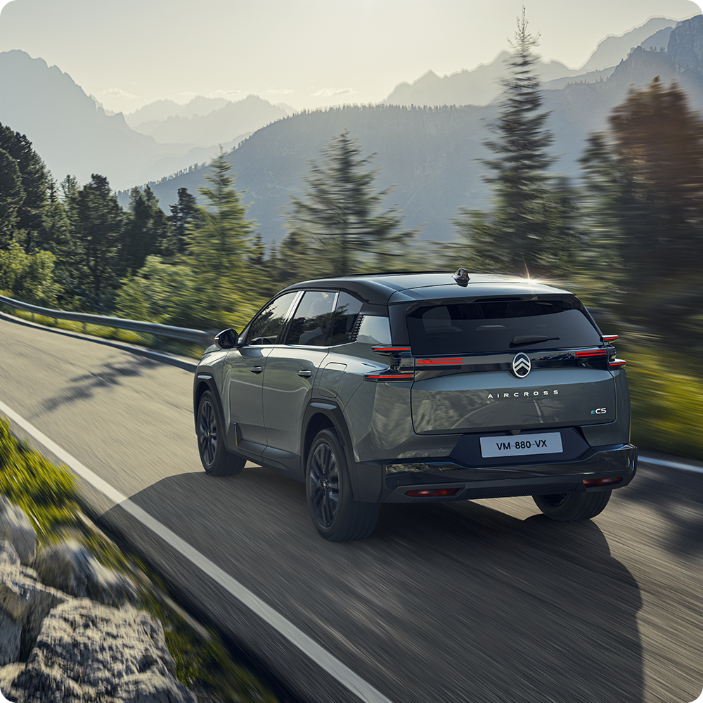 Vista posteriore di tre quarti della C5 Aircross che mette in evidenza l'efficienza, la tecnologia, la sicurezza e la guida flessibile con o senza ricarica