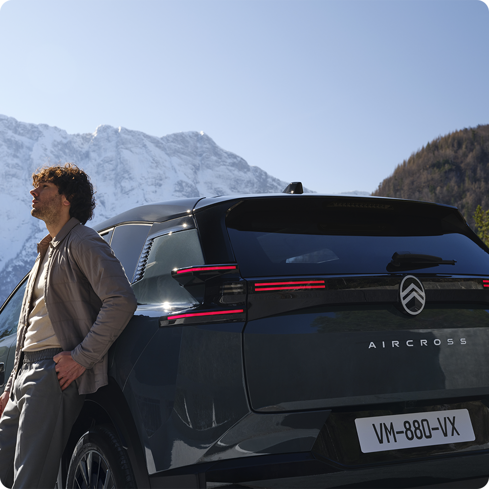 Vista posteriore della C5 Aircross che mette in evidenza l'autonomia estesa, l'efficienza, la sicurezza e la libertà di guida a lunga distanza