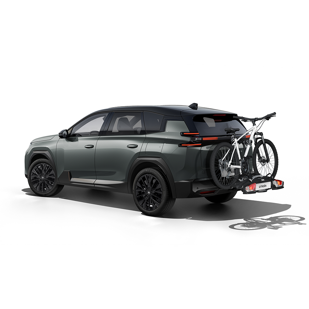 Vista posteriore di tre quarti della C5 Aircross con portabici che illustra il trasporto pratico di biciclette e per le gite all'aperto