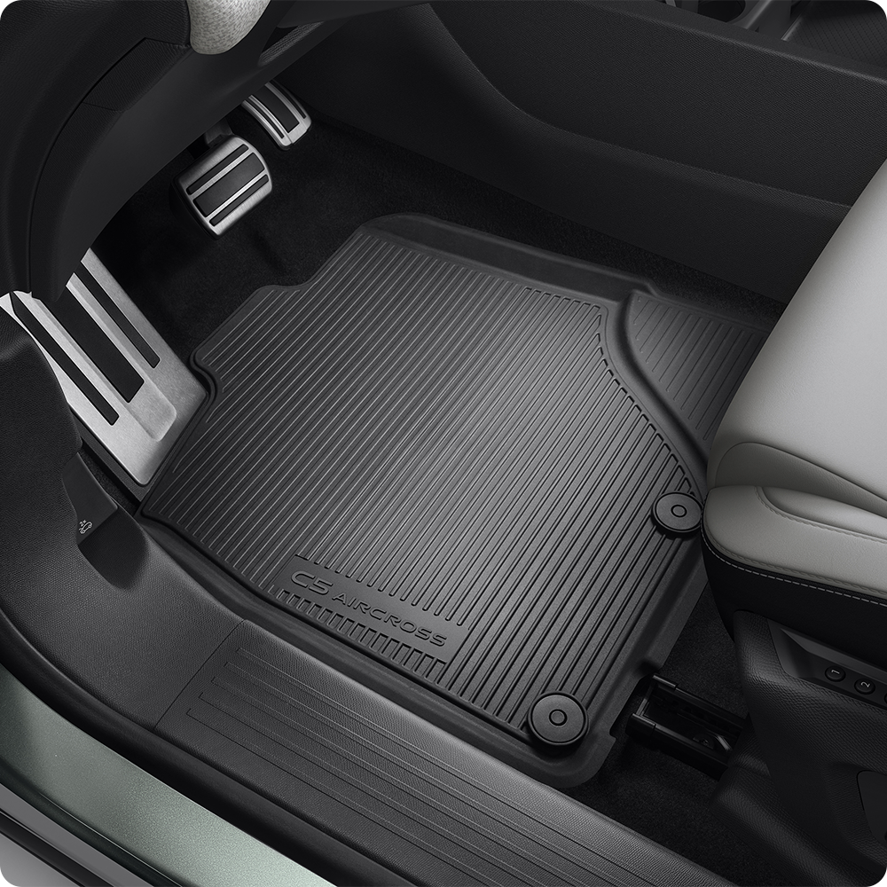 Tappetini all-weather per la C5 Aircross che illustrano la protezione durevole contro sporco, umidità e usura quotidiana