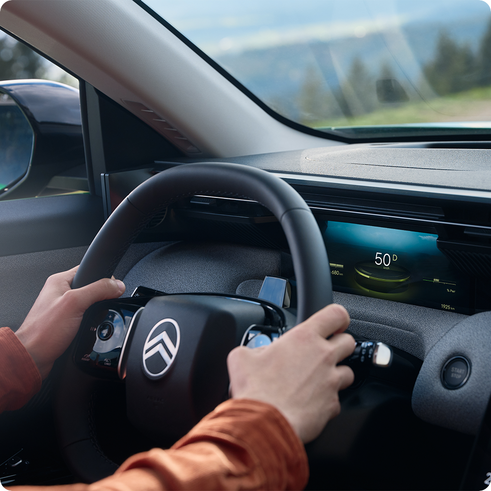 Vista del conducente della C5 Aircross che mostra la tecnologia ADAS che potenzia la sicurezza, la visibilità, il comfort e la guida più fluida e sicura