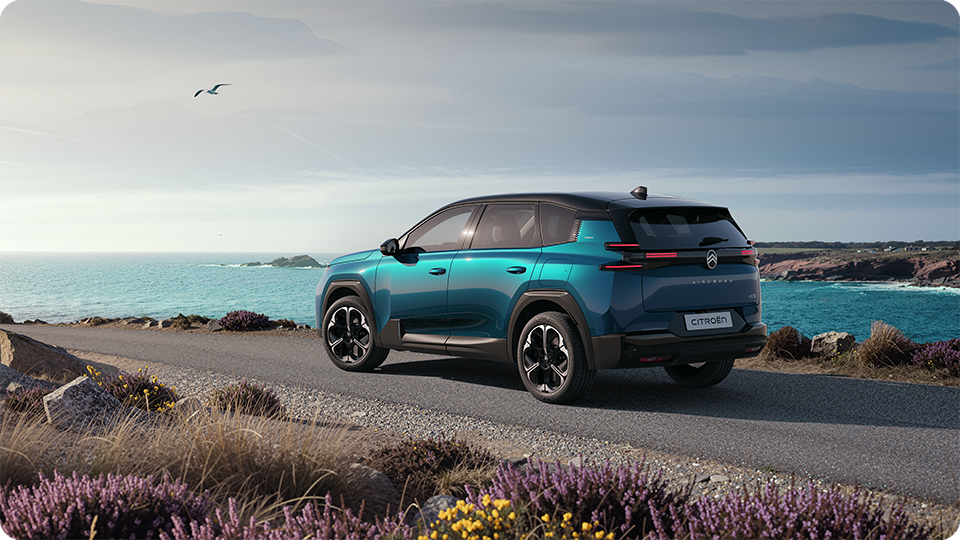 Vista posteriore a tre quarti Citroën C5 Aircross Emeraude mostra i fari posteriori a LED Citroën Light Wings e il design spazioso, SUV familiare