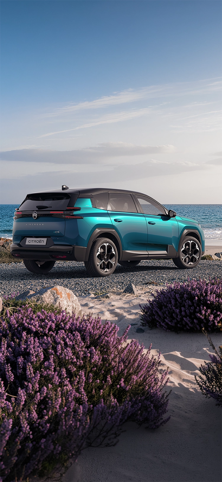 Vista posteriore a tre quarti Citroën C5 Aircross Emeraude mostra i fari posteriori a LED Citroën Light Wings e il design spazioso, SUV familiare