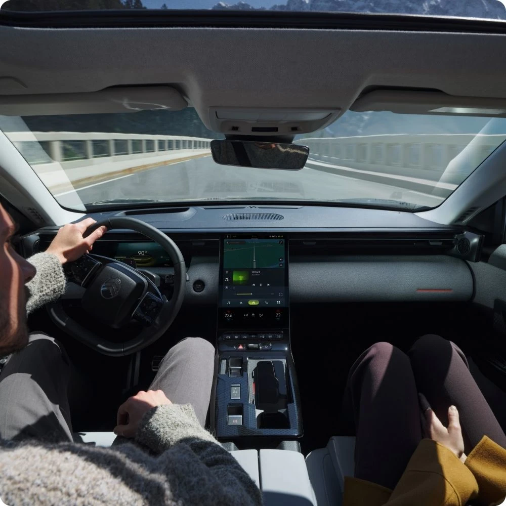 Vista interna anteriore della C5 Aircross che mette in evidenza le tecnologie ergonomiche, la connettività, la sicurezza e il comfort di guida moderno migliorato