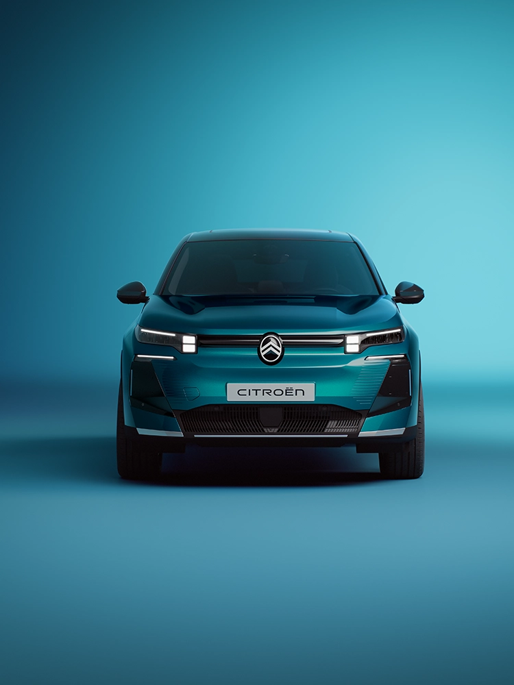 Vista anteriore Citroën C5 Aircross Emeraude mostra la firma luminosa LED Citroën C5 Aircross e il design audace, prestazioni SUV familiare