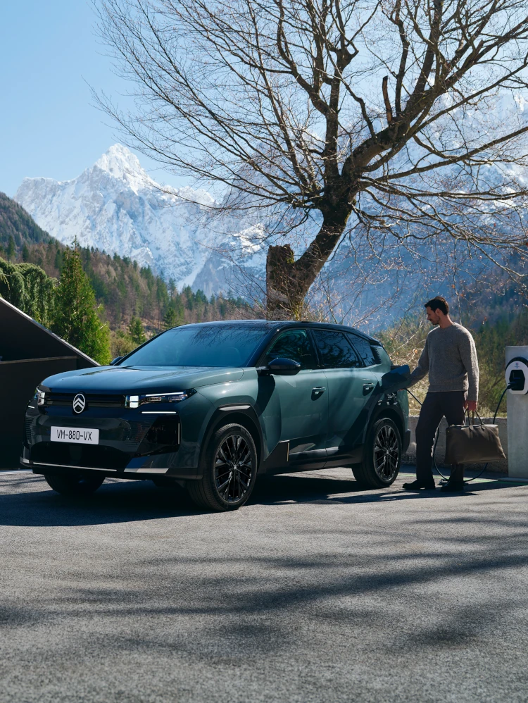 Vista anteriore di tre quarti della C5 Aircross Astoria Green che mette in risalto il design SUV scolpito, l'aerodinamica, la sicurezza e la presenza premium