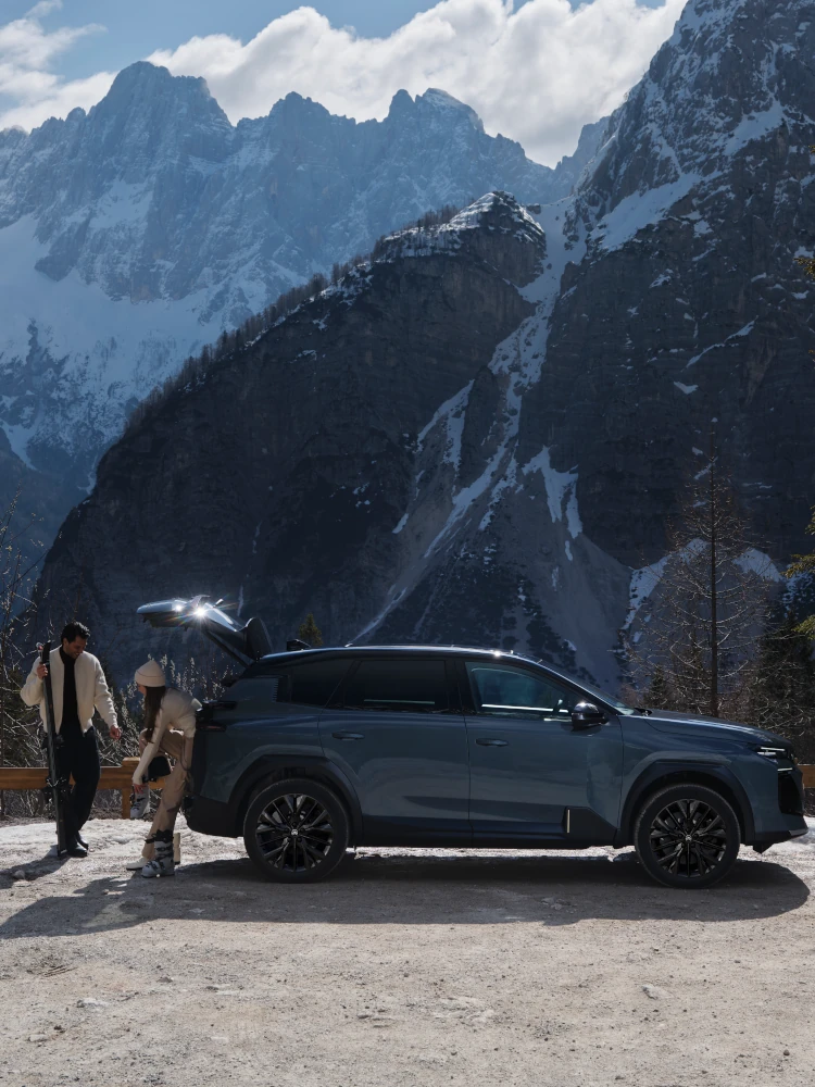 Vista laterale della C5 Aircross Astoria Green che mette in evidenza il facile accesso al bagagliaio, il comfort, la sicurezza e l'efficienza per un'esperienza premium