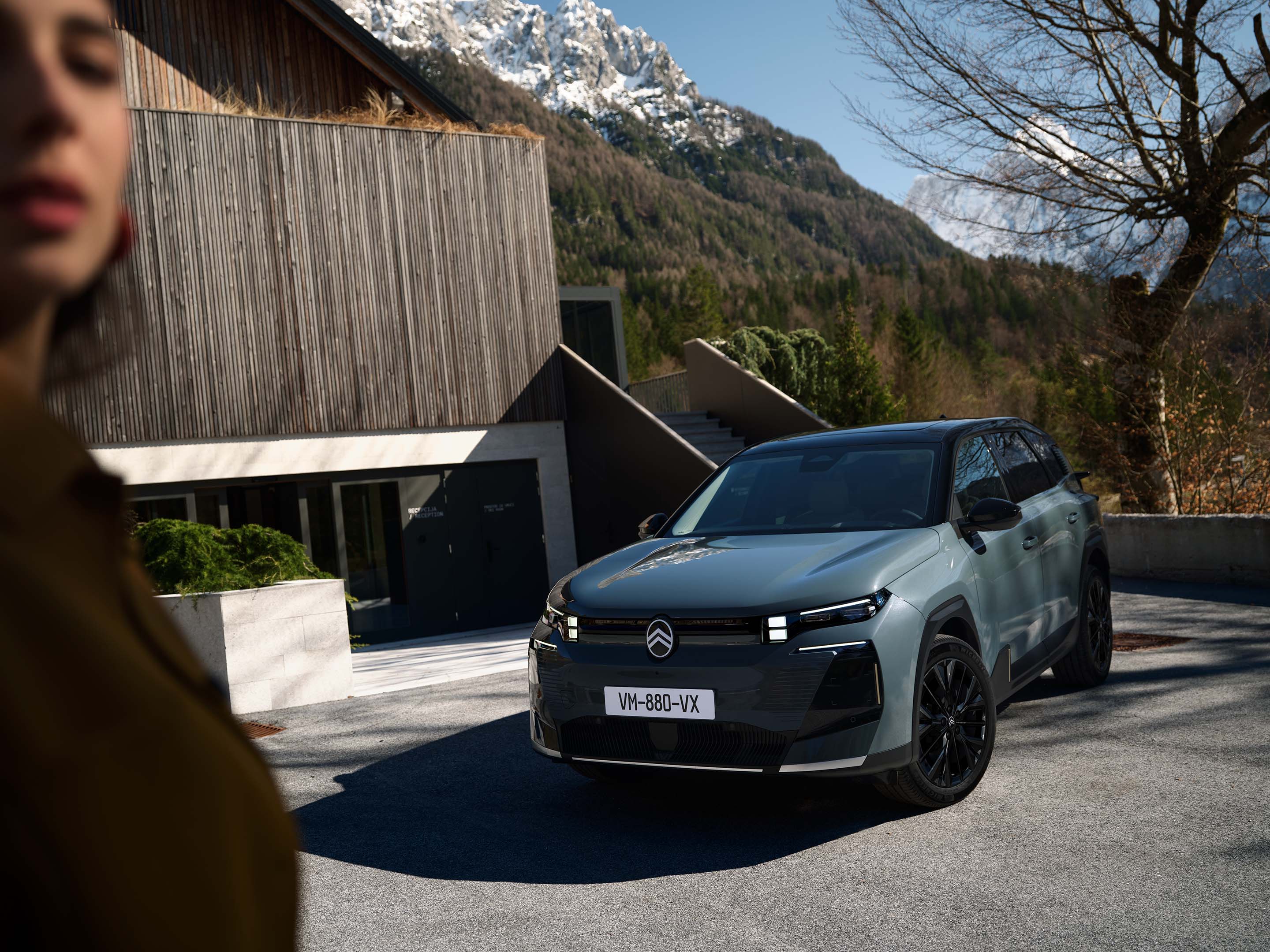 Vista frontale della C5 Aircross che mette in evidenza la sicurezza, l'efficienza, la tecnologia e il design per un'esperienza quotidiana premium