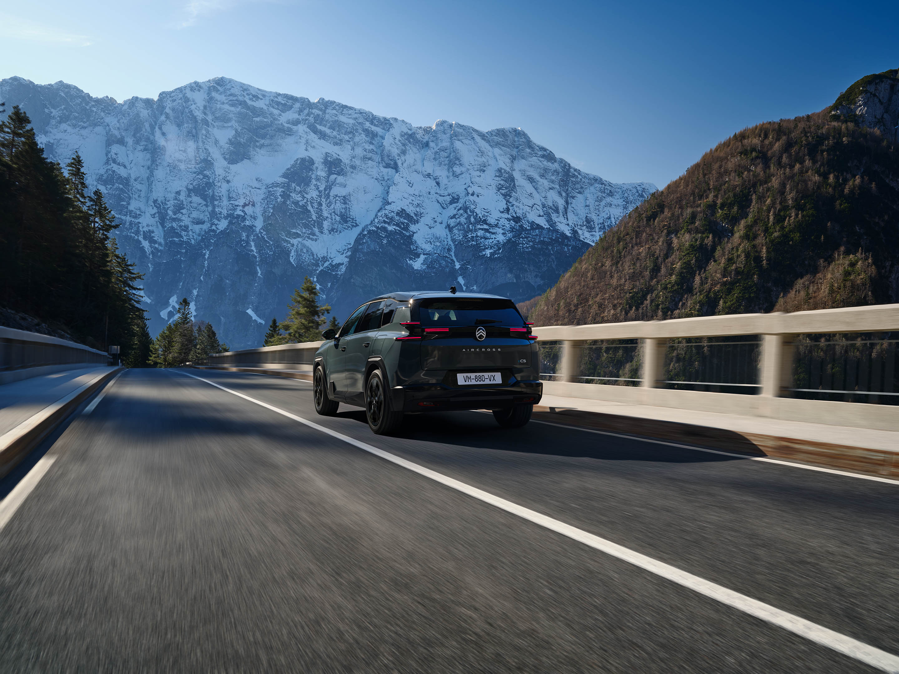 Vista posteriore di tre quarti della C5 Aircross che mette in evidenza il design aerodinamico dinamico, la sicurezza, l'efficienza e la presenza su strada premium