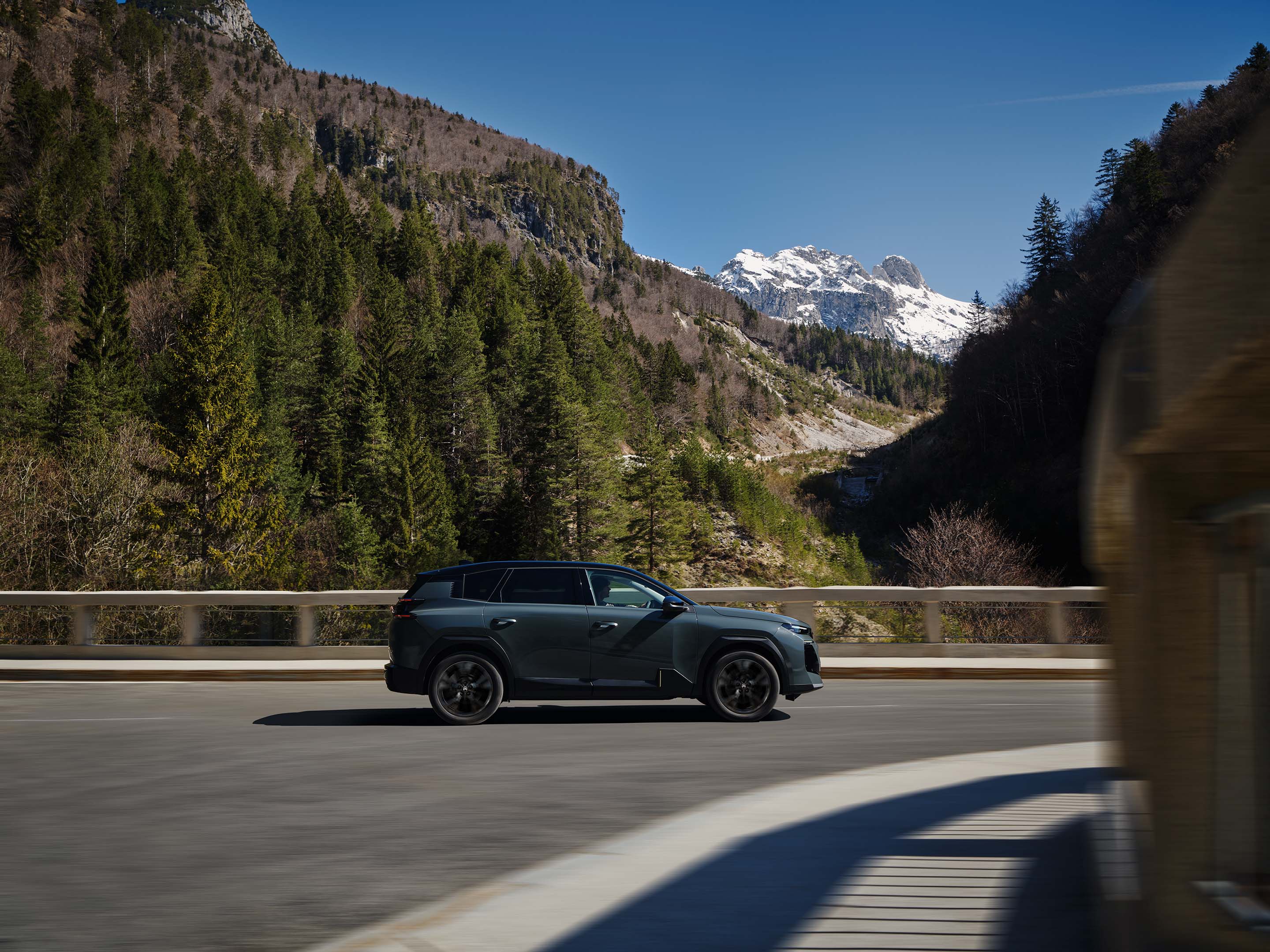 Vista laterale della C5 Aircross che mette in evidenza il design SUV aerodinamico, l'efficienza, il comfort e la sicurezza per una presenza premium