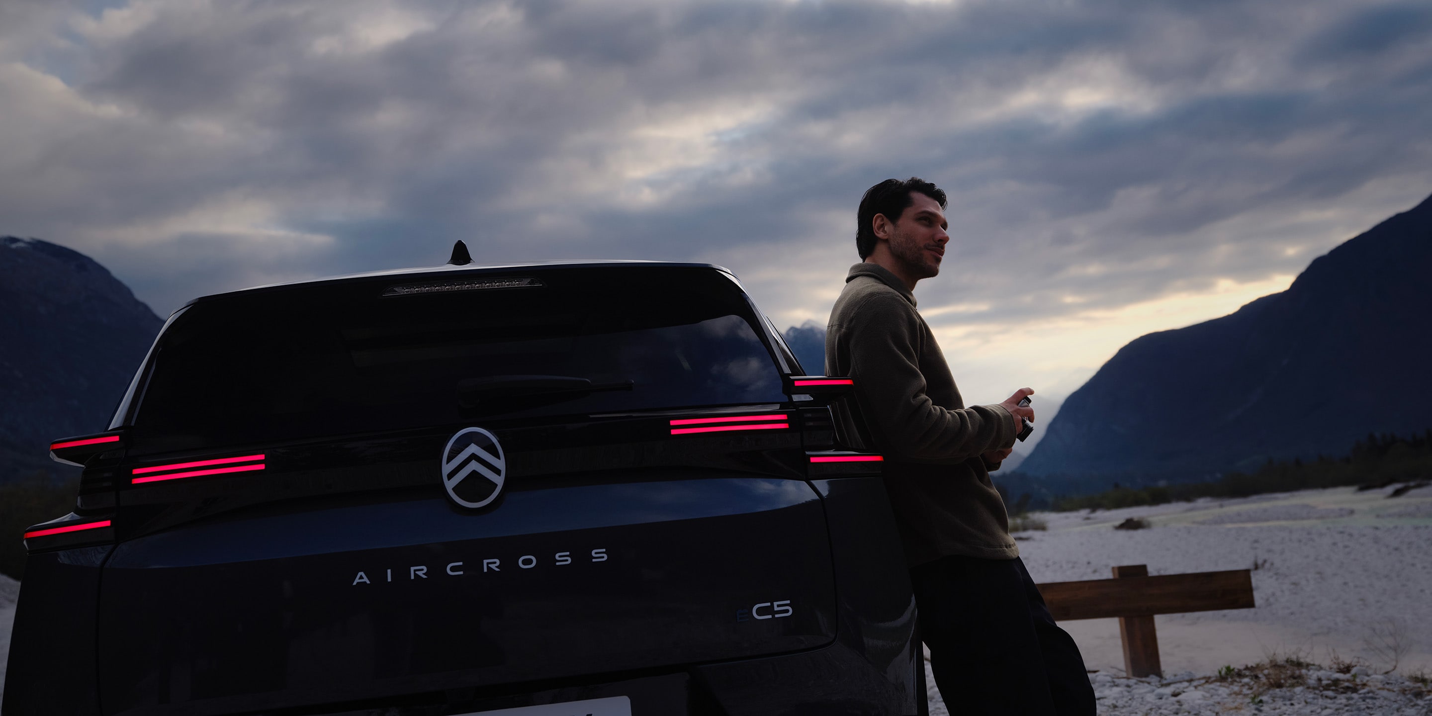 Vista di dettaglio posteriore della C5 Aircross che mette in evidenza la firma luminosa LED, la tecnologia, la sicurezza e l'efficienza per un'esperienza connessa premium