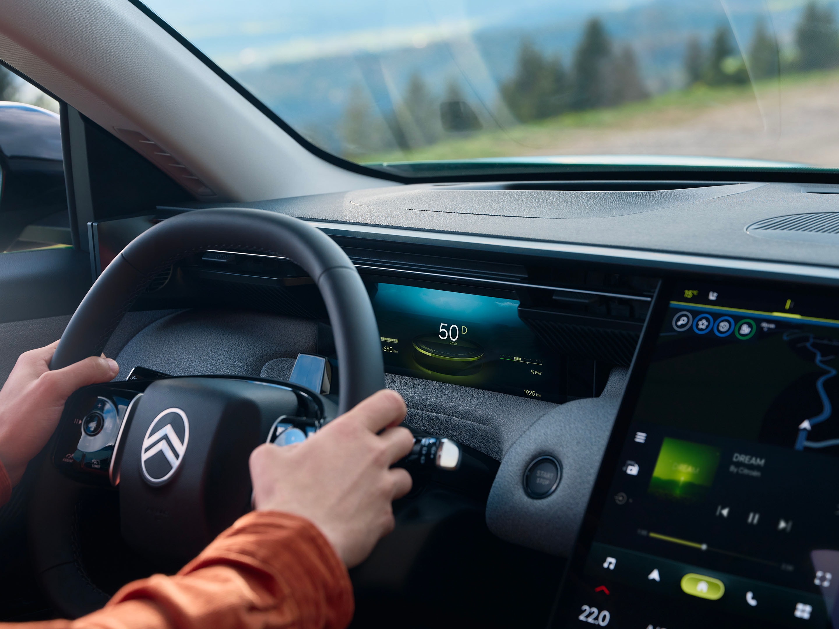 Vista del conducente della C5 Aircross che mette in risalto la tecnologia del cockpit digitale, la sicurezza, il comfort e l'efficienza per una guida premium intuitiva