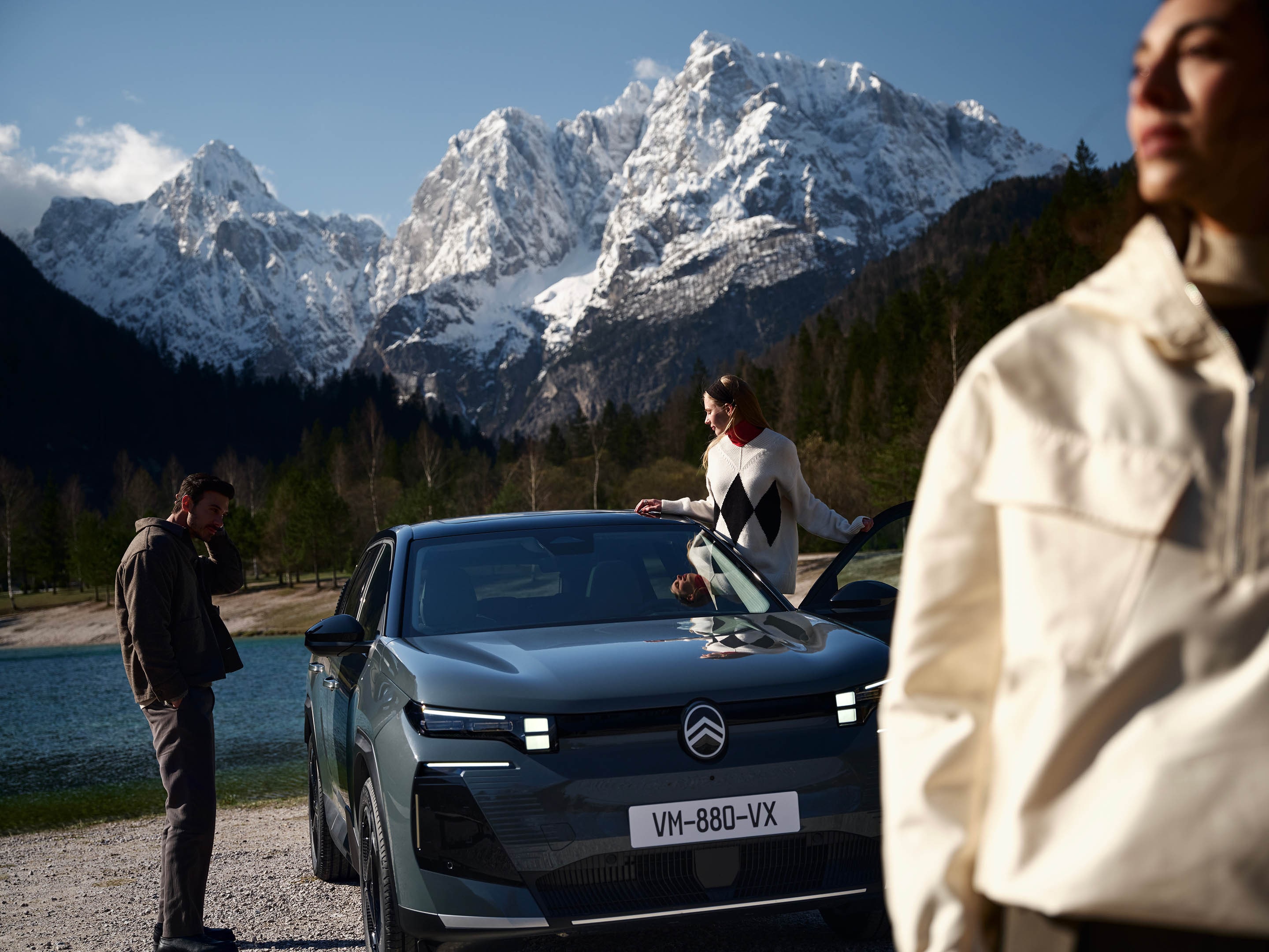 Vista frontale della C5 Aircross che mette in risalto il design SUV espressivo, la firma luminosa LED, l'efficienza, la sicurezza e l'identità premium
