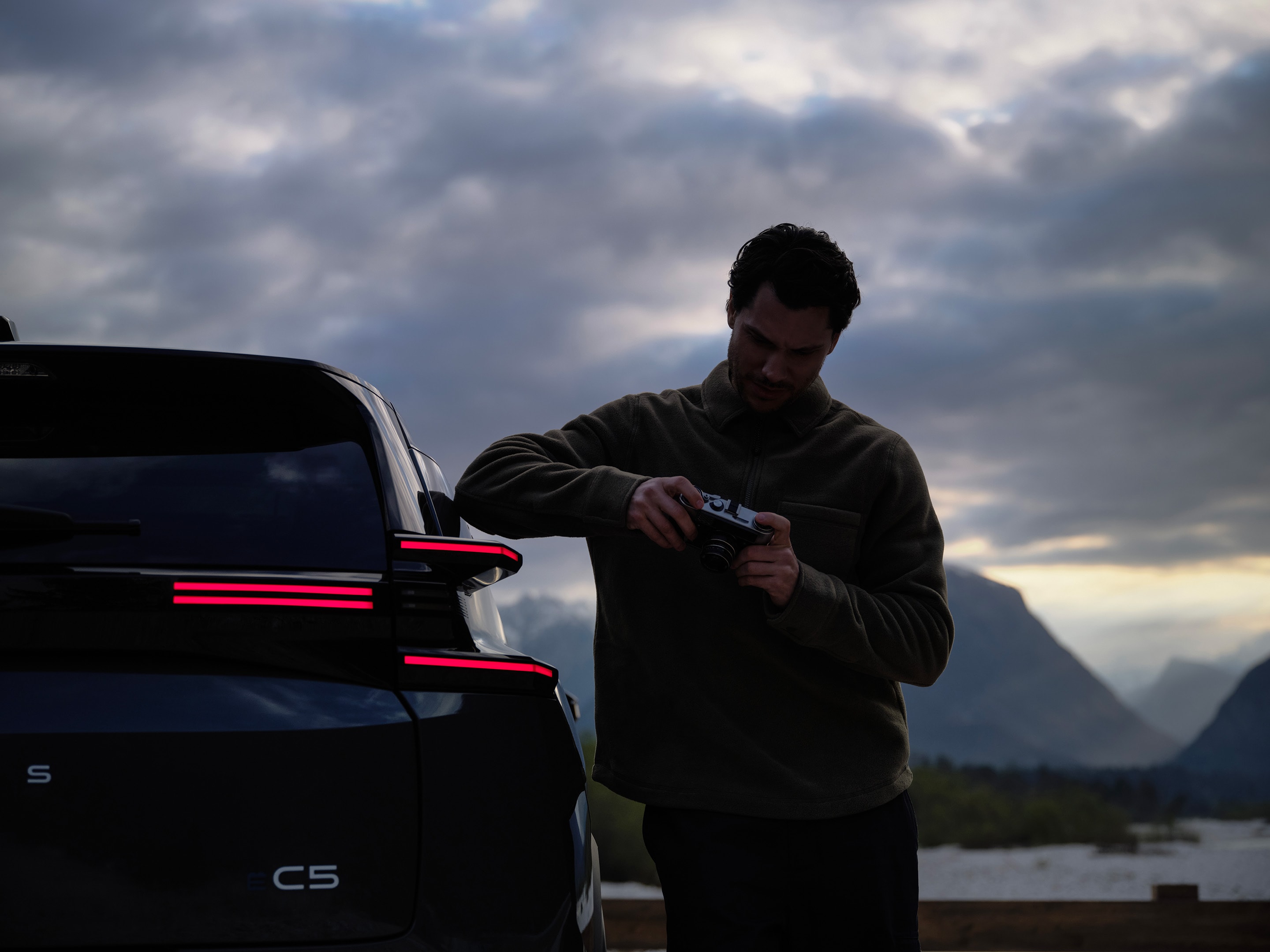 Vista di dettaglio posteriore della C5 Aircross che mette in evidenza la firma luminosa LED, le superfici scolpite, la sicurezza, l'efficienza e l'identità premium