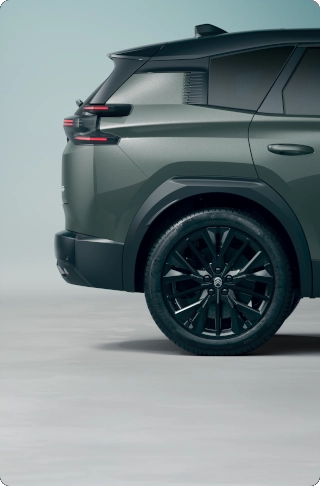 Vista posteriore laterale della C5 Aircross che mette in evidenza il design aerodinamico deciso, l'efficienza, la sicurezza e lo stile esterno premium